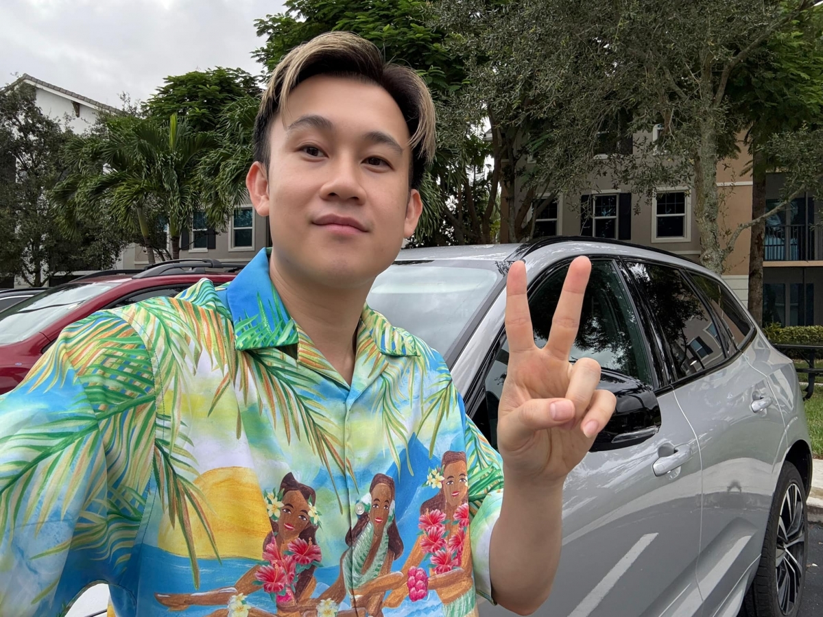 Dương Triệu Vũ cập nhật tình trạng của anh và người thân sau khi siêu bão Milton đổ bộ Florida (Mỹ). "Có vẻ như bão Milton đã đi qua. Vũ và gia đình đều an toàn. Gia đình anh thứ 5 của Vũ ở phía Bắc của Tampa, gần tâm bão nhất bị cúp điện, cây đổ nhưng người và nhà không bị gì. Chị hai và các cháu tại Orlando cũng an toàn và chỉ bị cúp điện. West Palm Beach nơi Vũ sơ tán vẫn bình thường, thỉnh thoảng có gió và mưa rào. Có thể coi như phép màu khi so với cường độ của cơn bão Milton có thể hủy hoại lớn hơn rất nhiều. Hy vọng các gia đình khác cũng được an toàn", nam ca sĩ chia sẻ trên trang cá nhân. (Nguồn: FBNV)