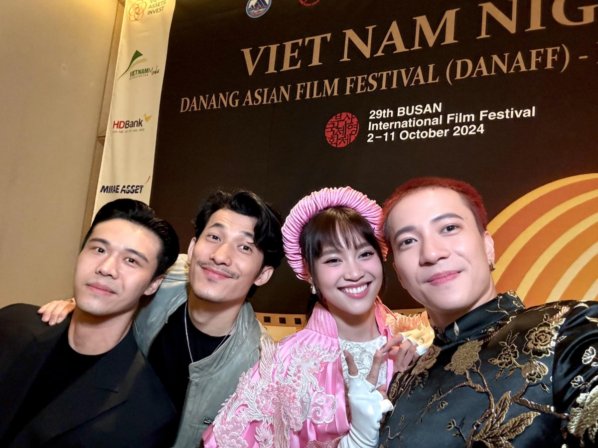 S.T Sơn Thạch đăng ảnh cùng Ninh Dương Lan Ngọc và Liên Bỉnh Phát tại một sự kiện: “Các bé 15, 16 tuổi qua Hàn tìm kiếm cơ hội trở thành idol. Ai sẽ nổi tiếng đây?”. (Nguồn: FBNV)