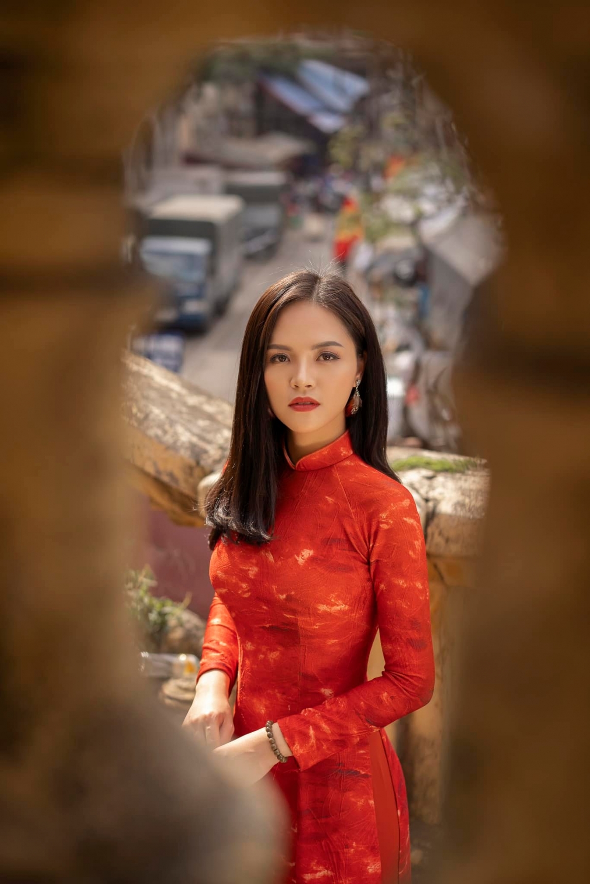 Thu Quỳnh diện áo dài nhân Ngày Giải phóng Thủ đô 10/10: “Hà Nội của tôi. Hà Nội, một trái tim hồng. Mừng 70 năm Giải phóng Thủ Đô 10/10/1954 - 10/10/2024”. (Nguồn: FBNV)