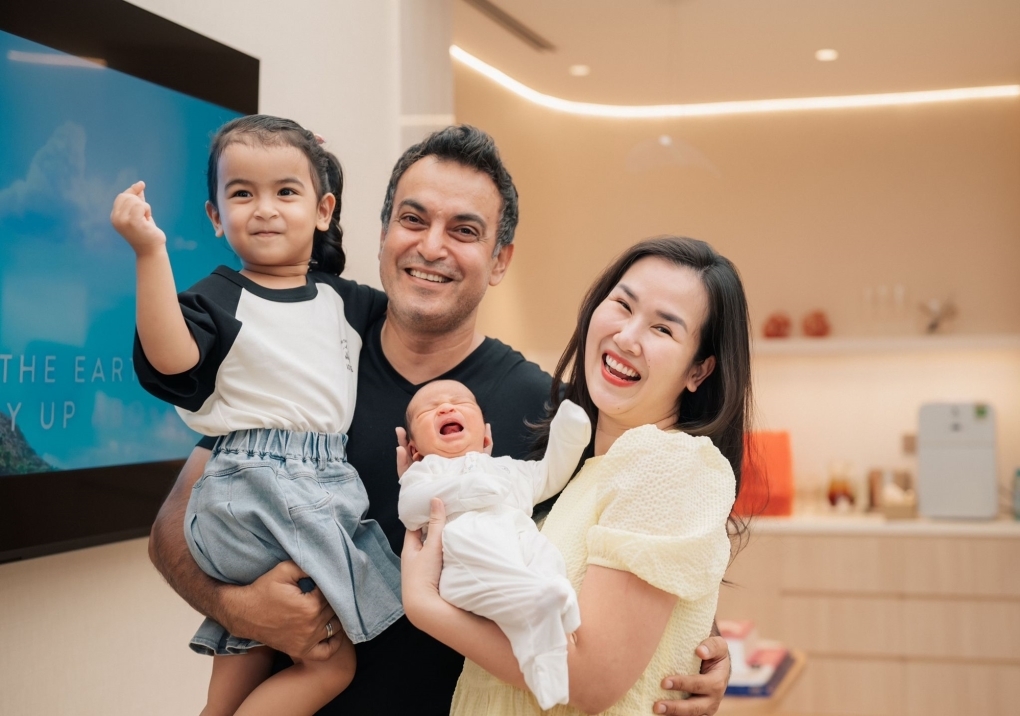 Ca sĩ Võ Hạ Trâm cho biết mẹ chồng cô đã cười thật giòn và reo lên khi thấy cháu nội - bé Milo - qua video call, lúc chào đời trong phòng sinh.
