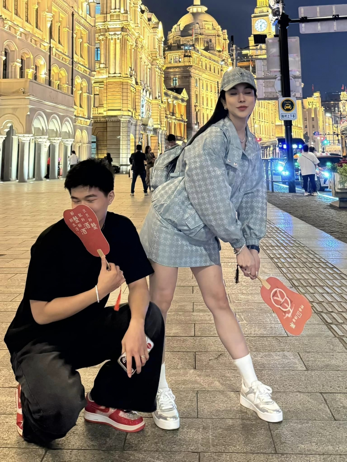 Diệp Lâm Anh và bạn thân hot boy vi vu ở Thượng Hải, Trung Quốc.