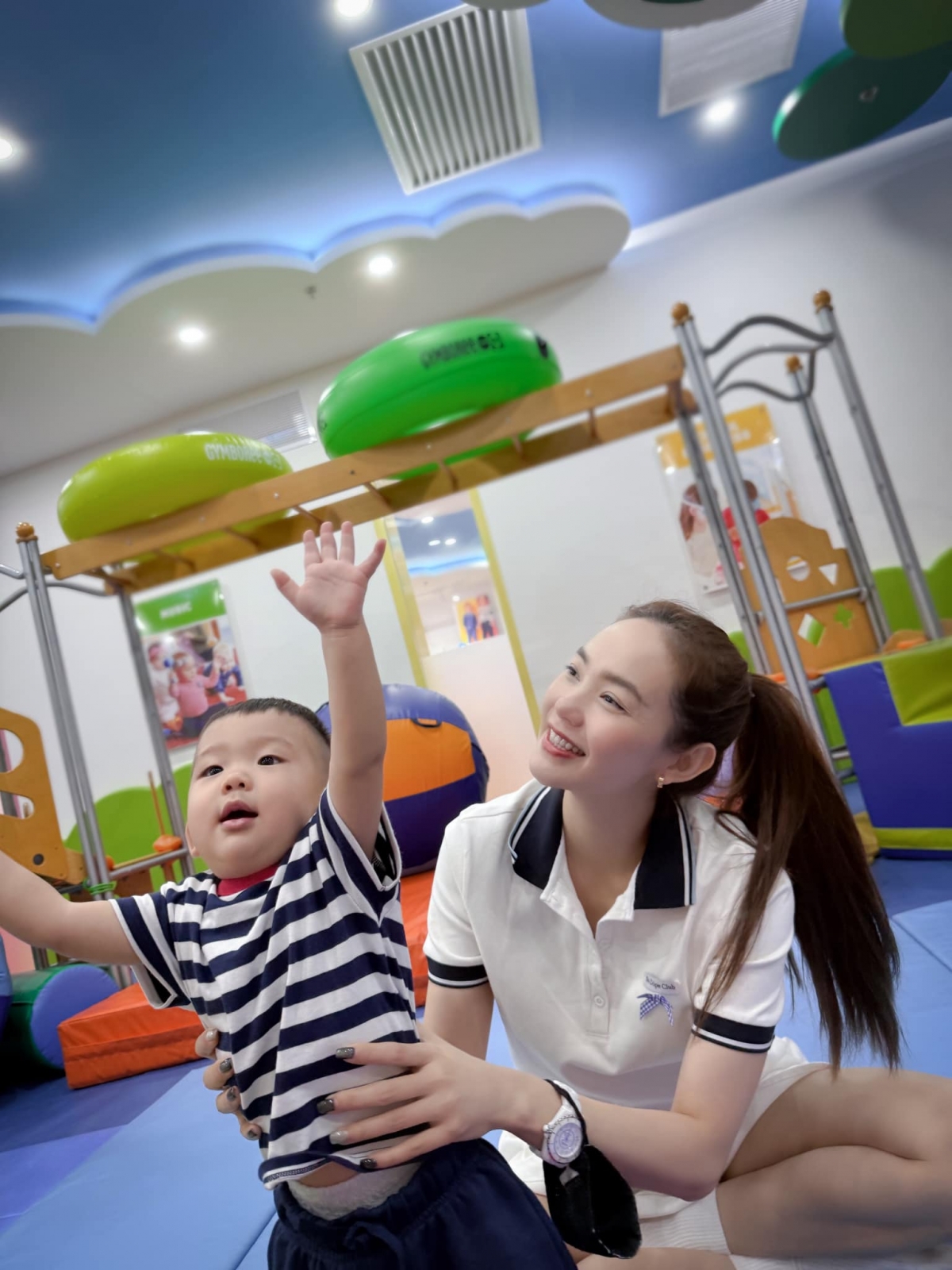 Minh Hằng đăng ảnh vui đùa bên con trai. Kể từ khi kết hôn, nữ ca sĩ dành nhiều thời gian chăm lo cho gia đình. Sắp tới, cô sẽ tham gia chương trình Chị đẹp đạp gió 2024. (Nguồn: FBNV)