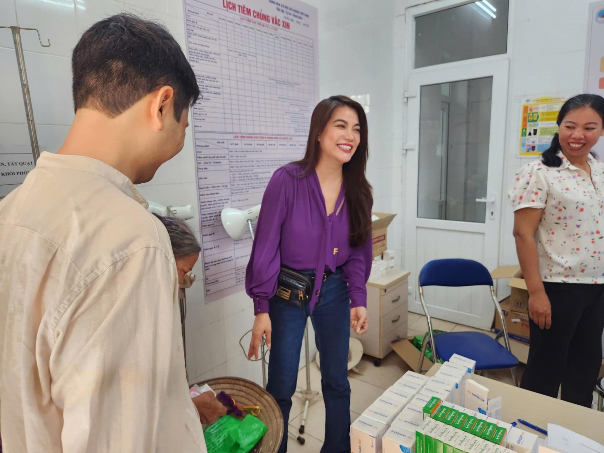 Trương Ngọc Ánh vui vẻ, rạng rỡ trong buổi làm từ thiện.