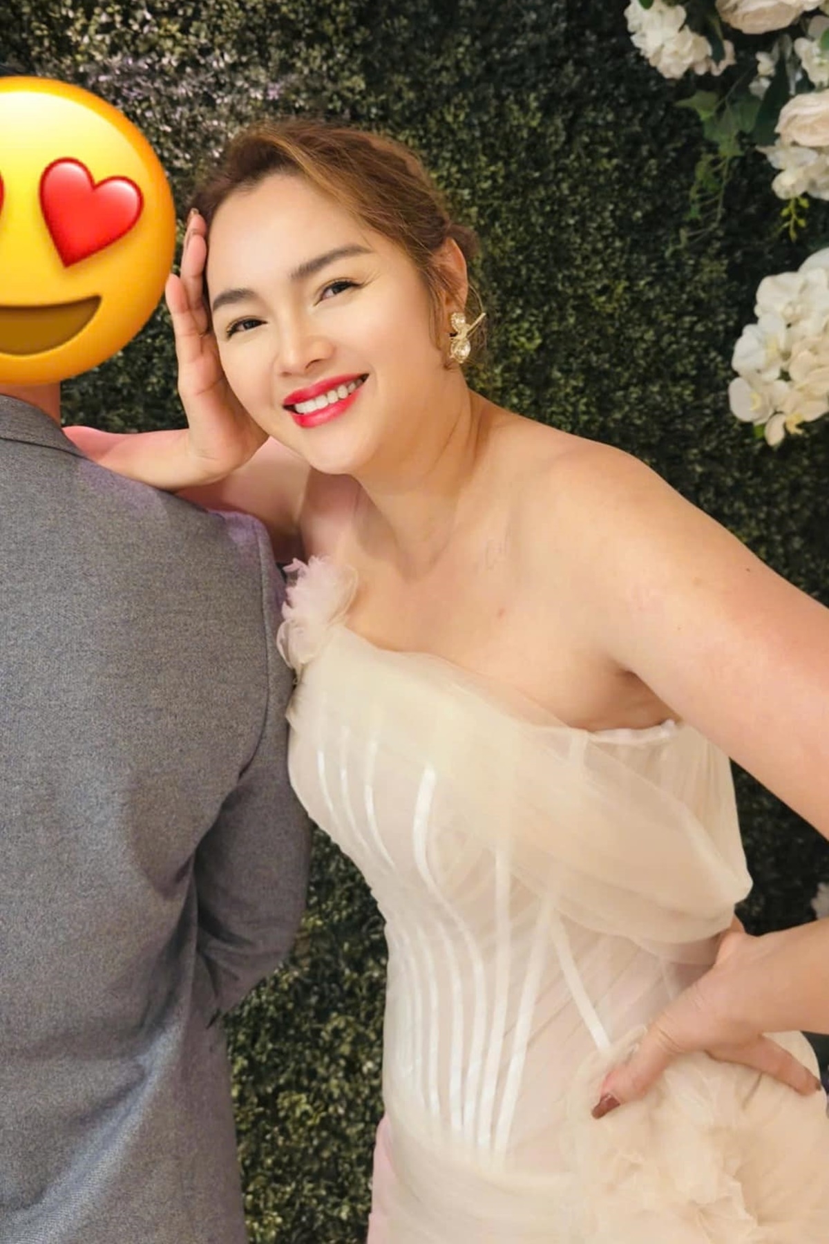 Á hậu Diễm Châu bất ngờ khoe ảnh bên nửa kia, thông báo đã làm tiệc cưới và đăng ký kết hôn ở Mỹ sau nhiều năm lẻ bóng. Cô chưa tiết lộ dung mạo, danh tính nửa kia. Cô nói: 'Tôi nghĩ mình cứ ngập ngừng thì sẽ lỡ mất cơ hội nên cứ bước đi rồi tính. Hai đứa có tuổi rồi nên muốn tìm người chia sẻ, tâm sự cuộc sống hàng ngày'.