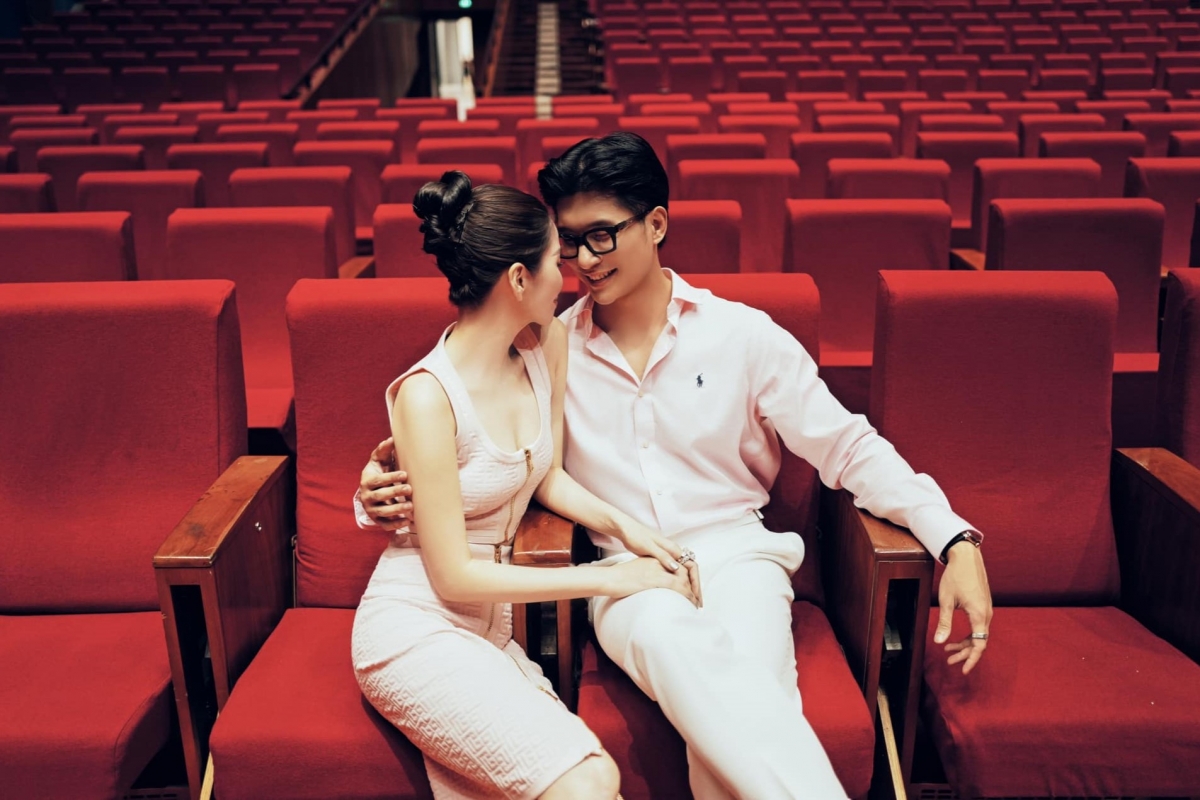 Ca sĩ Lệ Quyên và bạn trai - Lâm Bảo Châu tình tứ trong rạp phim.