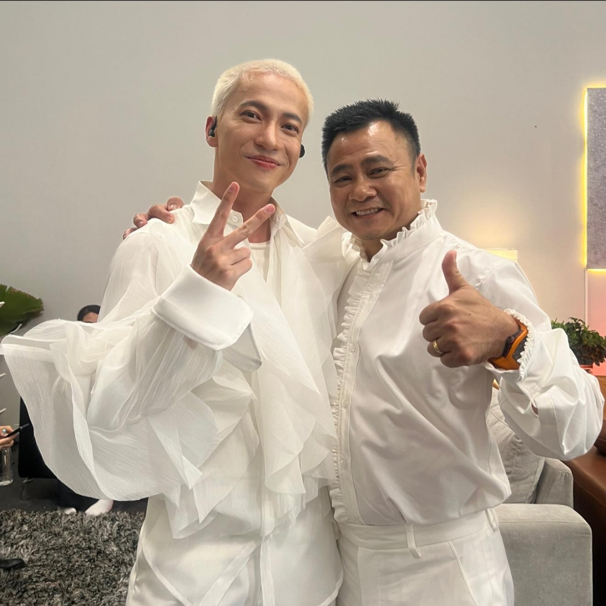 “S.T Sơn Thạch kín đáo, lãng tử, nhẹ nhàng, lịch lãm nhưng vô cùng thâm thúy cẩn trọng trong giao tiếp”, Tự Long nhận xét về S.T Sơn Thạch. (Nguồn: FBNV)