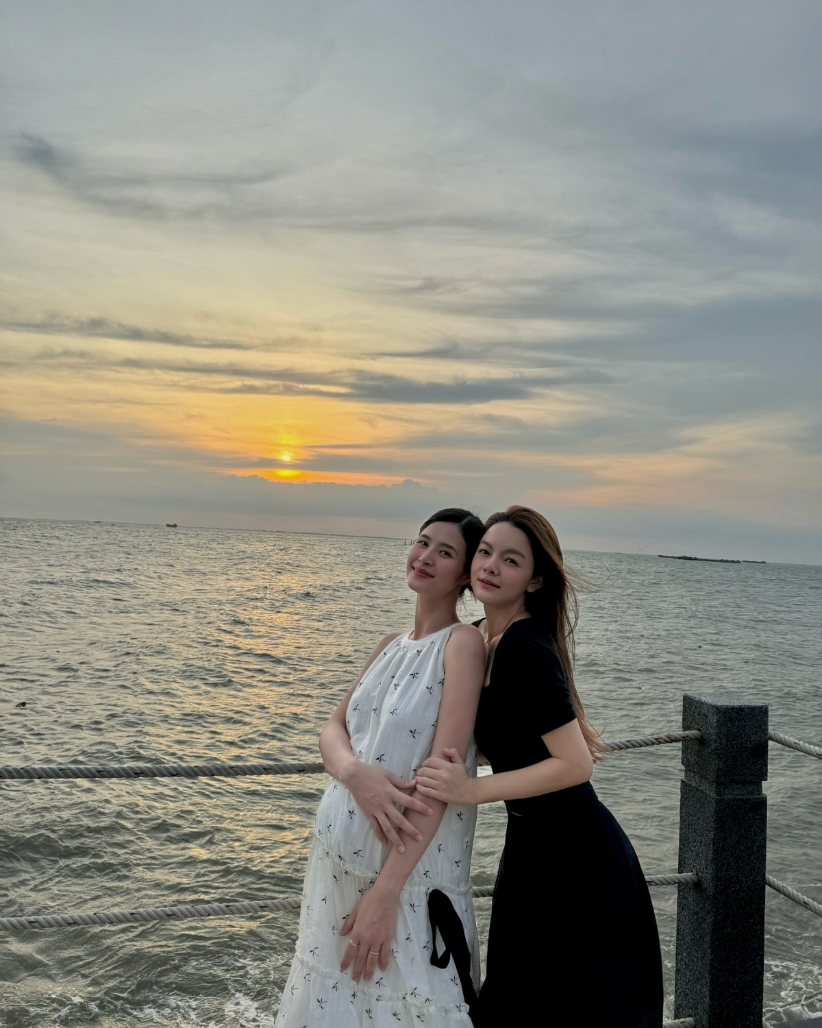 Phạm Quỳnh Anh chúc mừng sinh nhật Đông Nhi. “Năm nay sinh nhật em mà chị bận khờ người luôn nên chưa được gặp để mà chụp tấm hình kỉ niệm nào với nhau. Chúc em gái của chị tuổi mới mạnh khoẻ, mãi luôn hạnh phúc với chồng yêu và hai cục cưng bé nhỏ như bây giờ và sớm quay trở lại với rất nhiều khán giả đang chờ đợi em nhé”. (Nguồn: FBNV)