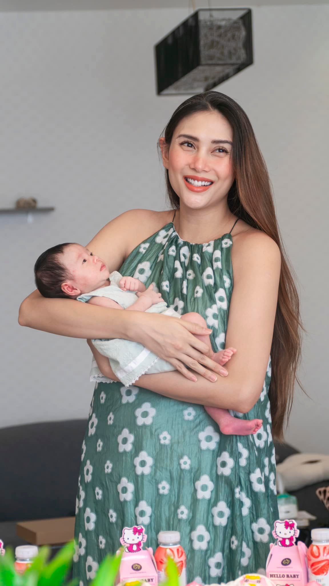 Võ Hoàng Yến mừng đầy tháng con gái. “Mừng đầy tháng con gái xinh yêu của mẹ. Chúc Nubi trộm vía mau ăn chóng lớn, ngoan ngoãn khoẻ mạnh lớn lên lẹ lẹ với ba mẹ nha”, nữ siêu mẫu viết trên trang cá nhân. Siêu mẫu cho biết cô đặt mua xôi, chè, bánh bao, trầu cau từ một dịch vụ chuyên bán đồ cúng để có mâm lễ chỉn chủ. Võ Hoàng Yến cho biết do kiêng cữ theo quan niệm dân gian nên cô giấu hình ảnh của con gái đến khi bé được một tháng tuổi mới chia sẻ với khán giả. (Nguồn: FBNV)