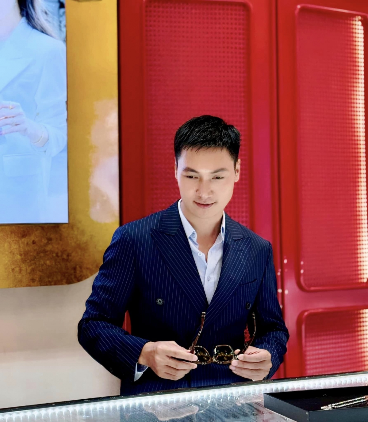 “Về thành phố hoa lệ thấy mọi thứ lạ lẫm quá”, Mạnh Trường chia sẻ. (Nguồn: FBNV)