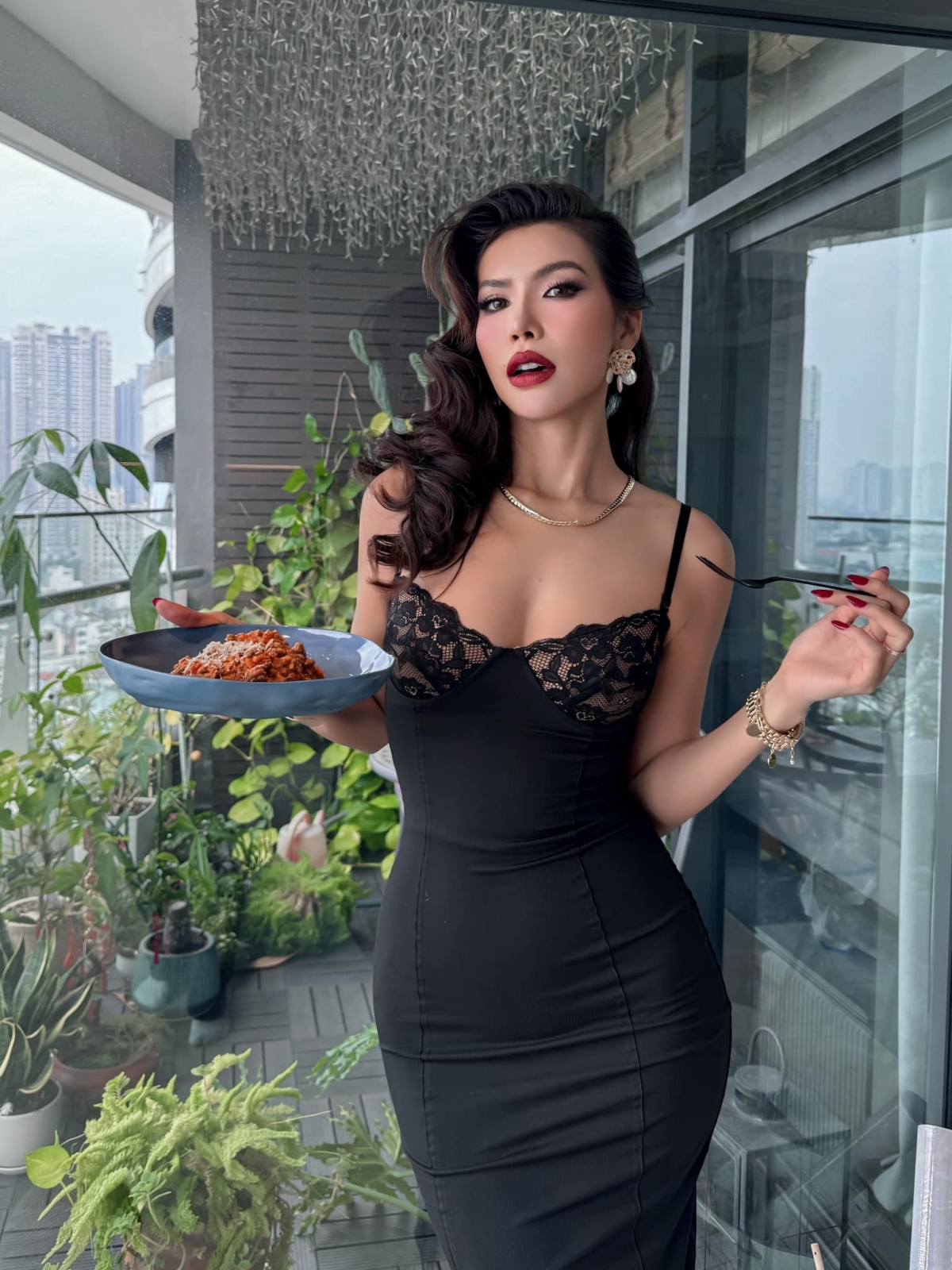 Minh Tú tạo dáng sang chảnh: “Xin giới thiệu món mới bún chả kiểu Ý - Spaghetti’s sốt cà chua bò bằm. Tên dân gian: Mì ý xào bò được thực hiện bởi cô Diệu Tú”. (Nguồn: FBNV)