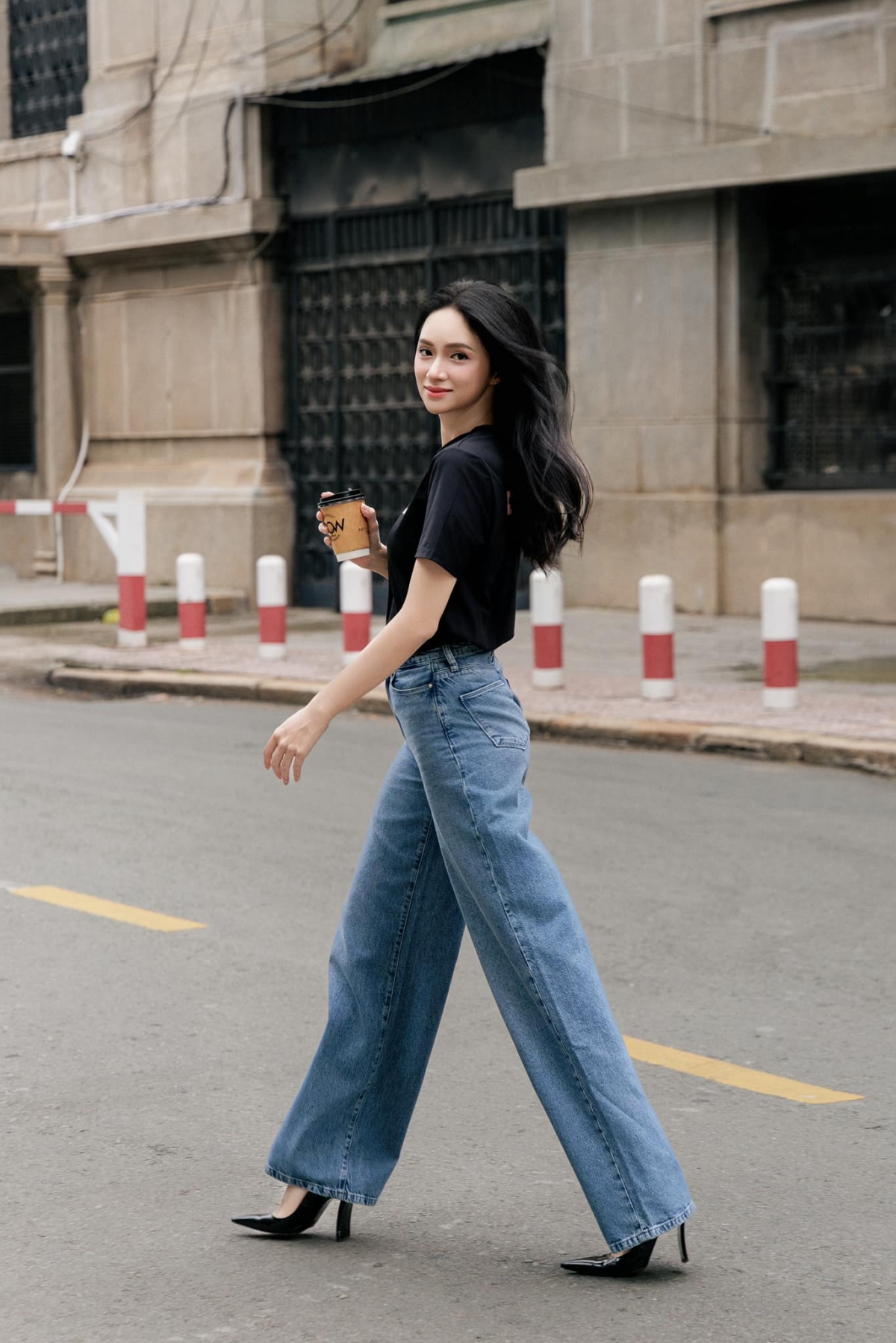 Hương Giang diện đồ năng động, trẻ trung dạo phố. (Nguồn: FBNV)