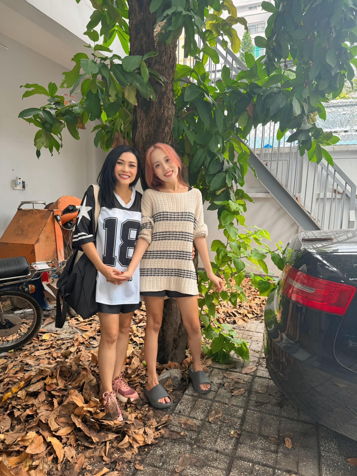 Phương Thanh đăng ảnh chụp cùng con gái. Khán giả nhận xét hai mẹ con giống như hai chị em. (Nguồn: FBNV)