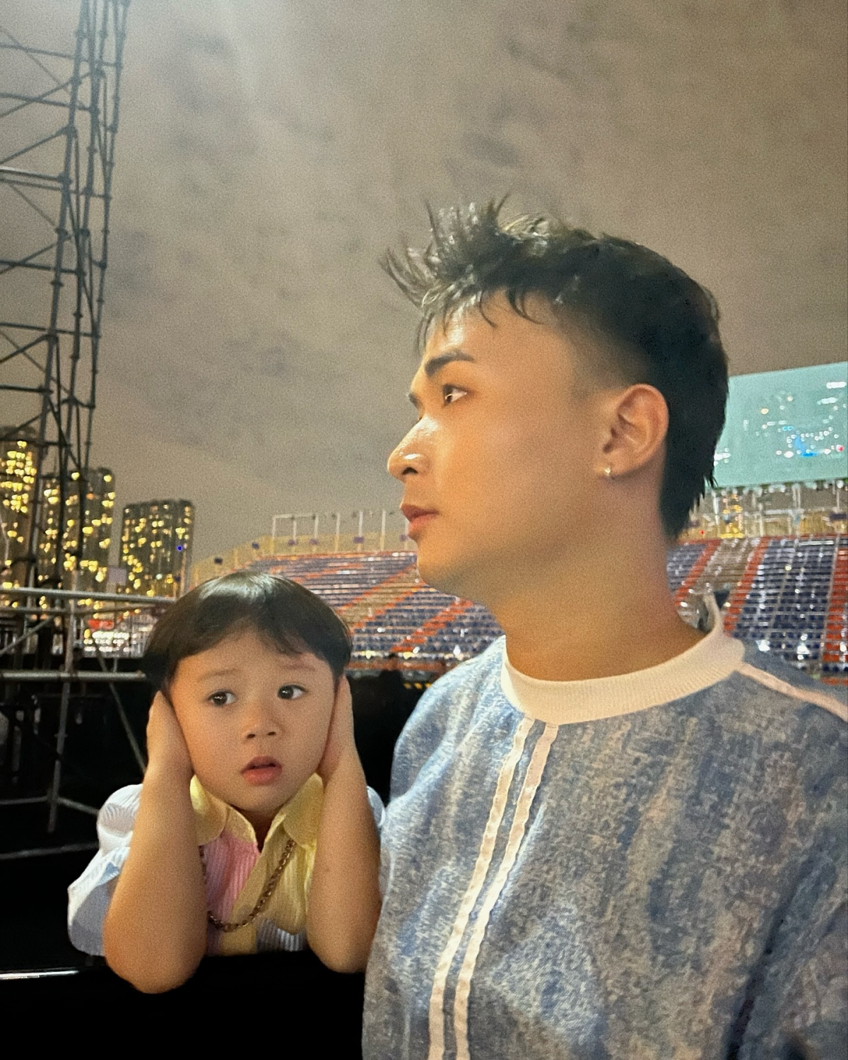 Huy R chụp ảnh cùng con trai trong hậu trường Anh trai vượt ngàn chông gai: “ Một mùa hè thật đẹp, cho tôi và cho cả cậu nhóc này”. (Nguồn: FBNV)