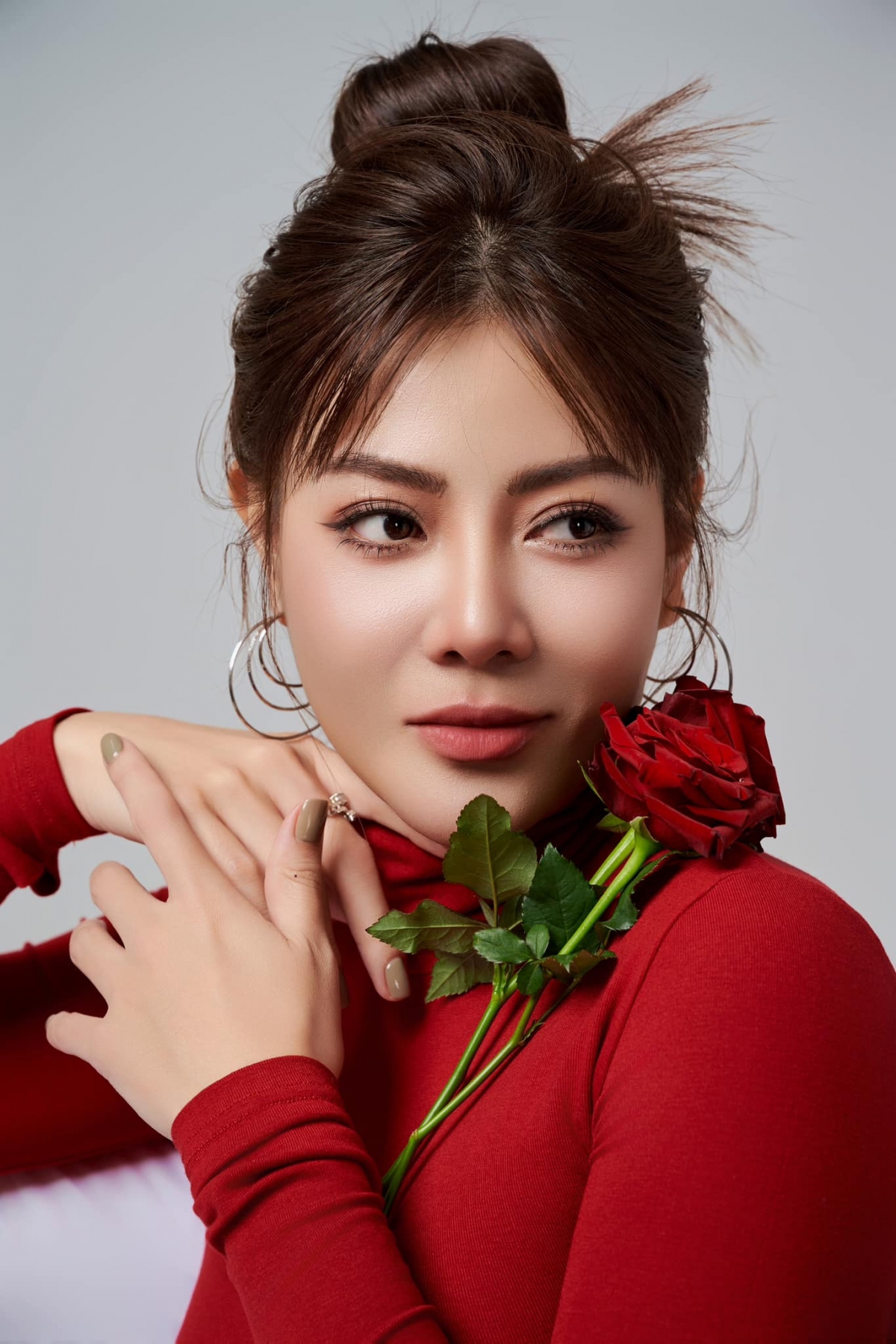 “Hồng nào mà chẳng có gai. Gái nào mà chẳng có ‘vài ba anh’. Chúc các chị em nhà mình 20/10 ít nhất là phải có vài ba anh năn nỉ tặng quà, tặng hoa nhé”, Thanh Hương dí dỏm chia sẻ. (Nguồn: FBNV)