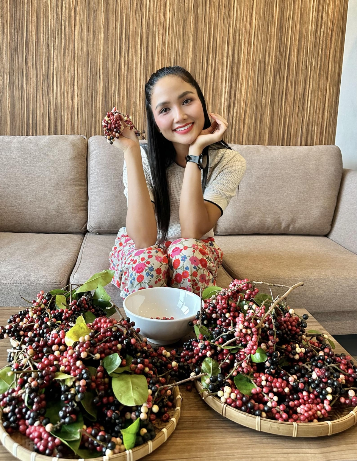 “Chúc cả nhà ngày mới nhiều niềm vui và năng lượng”, H'Hen Niê khoe thành quả là quả chòi mòi. (Nguồn: FBNV)
