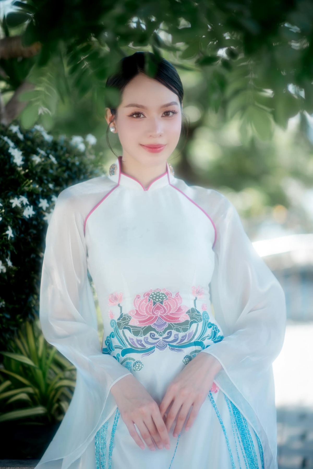 “Sẵn sàng cho hành trình Miss International”, Hoa hậu Huỳnh Thị Thanh Thủy đăng ảnh mặc áo dài dịu dàng. Nàng hậu sẽ tham dự đấu trường nhan sắc Miss International 2024 vào tháng 11. (Nguồn: FBNV)