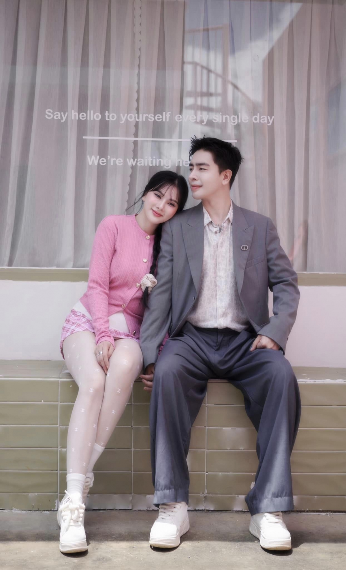 “Hạnh phúc của hai đứa là vì nhau mà tin tưởng, vì nhau mà cố gắng và vì nhau mà thay đổi chồng ha”, ca sĩ Thu Thủy đăng ảnh cùng ông xã Kin Nguyễn. (Nguồn: FBNV)