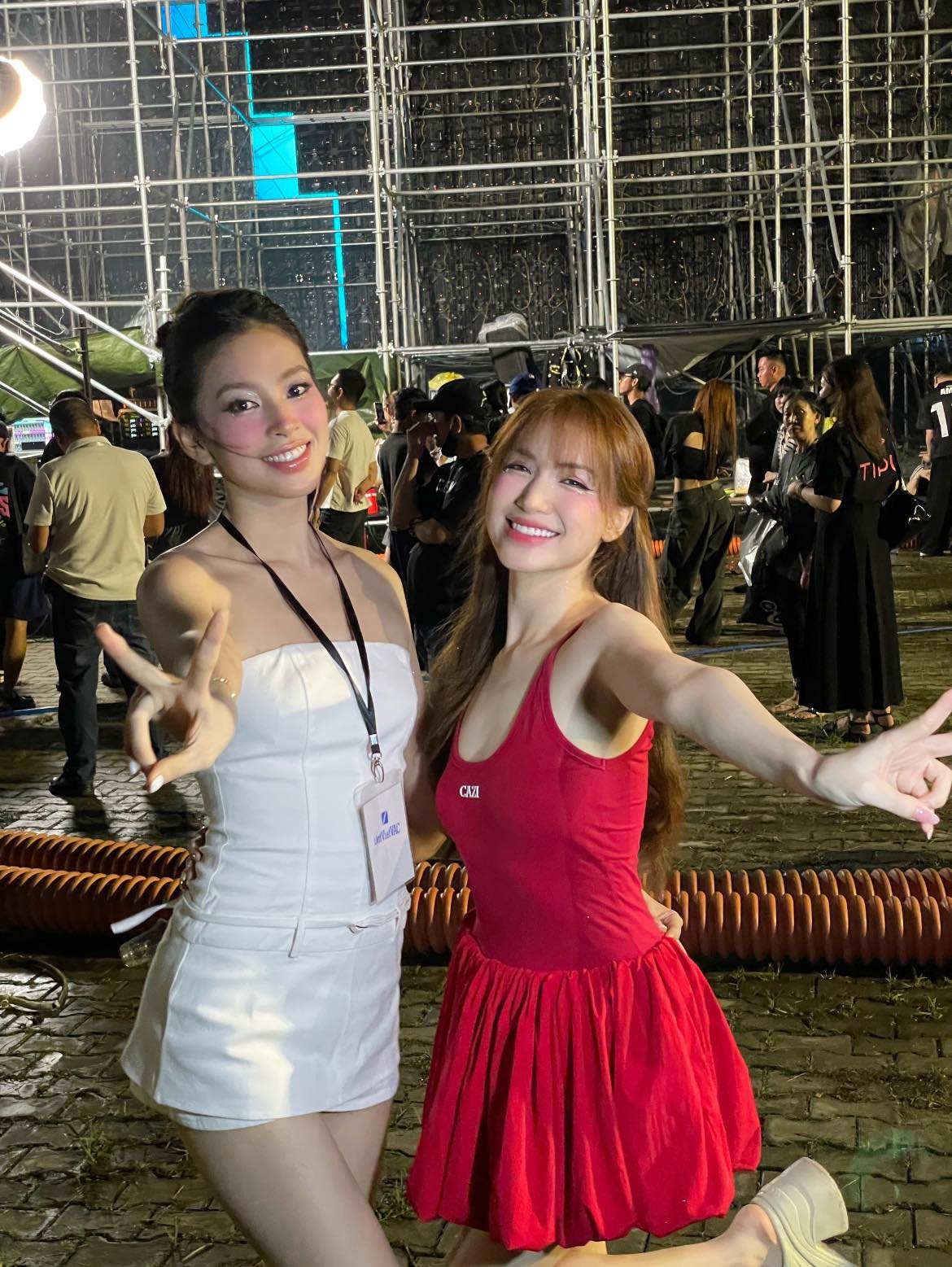 Hoa hậu Tiểu Vy và Hòa Minzy đi xem concert Anh trai "say hi". (Nguồn: FBNV)