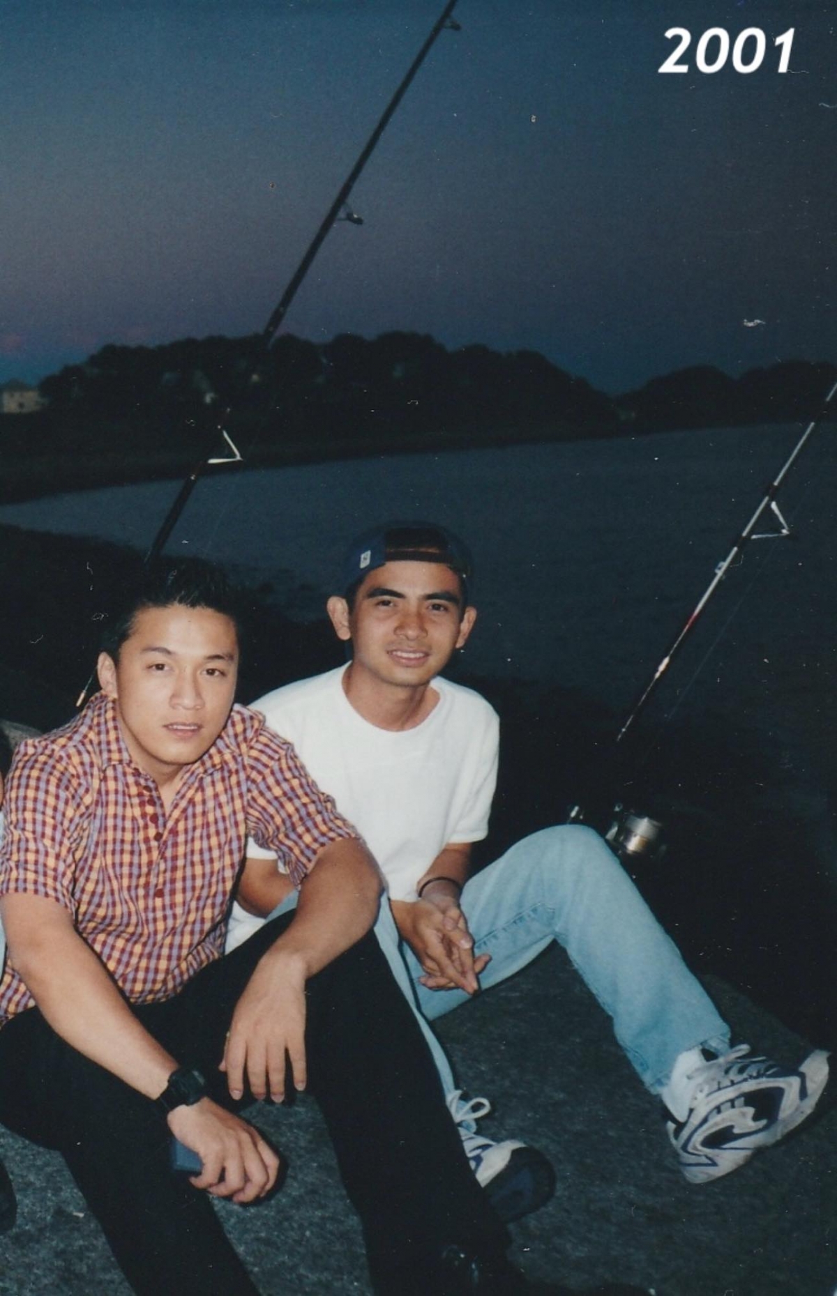 Lam Trường khoe ảnh chụp cùng nhạc sĩ Đức Trí cách đây 23 năm: “23 năm, cả một quãng đường dài, nghĩ lại thấy mình đã khác nhiều như thế nào”. Cộng đồng mạng bình luận, sau một khoảng thời gian dài, hai anh vẫn giữ được phong độ. (Nguồn: FBNV)