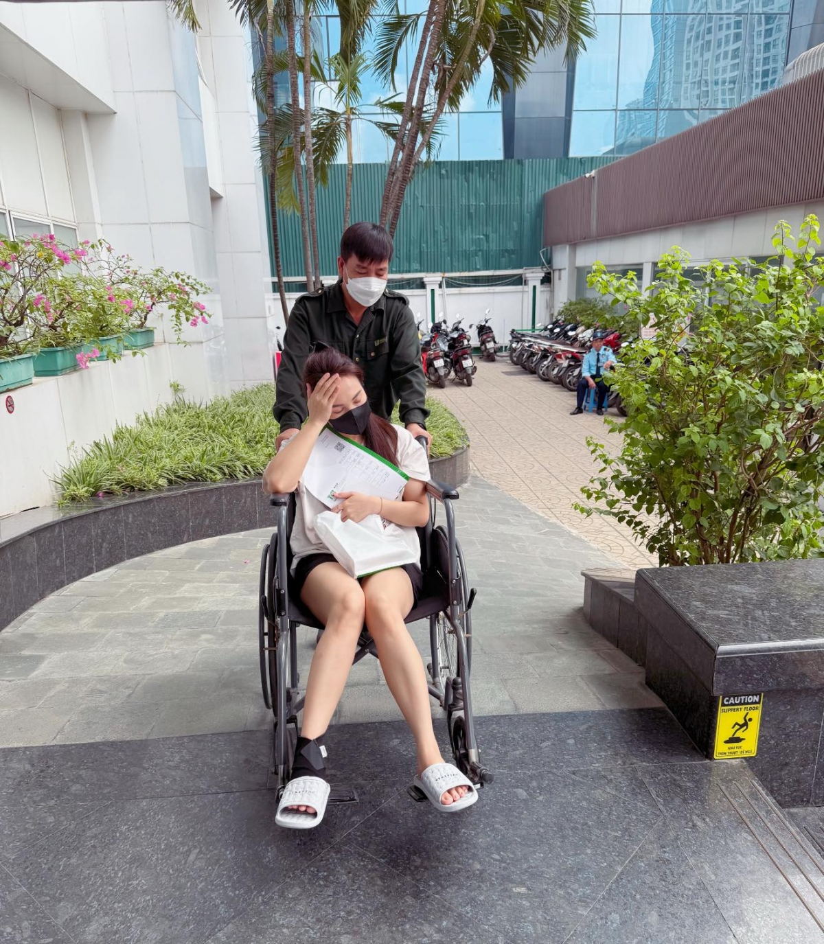 Diễn viên Bảo Thanh bị chấn thương ở chân, phải ngồi xe lăn khi di chuyển. “Em bị bong gân tràn dịch chân các đồng pickleball ạ. Em đau lòng quá. Báo cáo các đồng pickleball là mình nghỉ 1 tháng nhé”. (Nguồn: FBNV)
