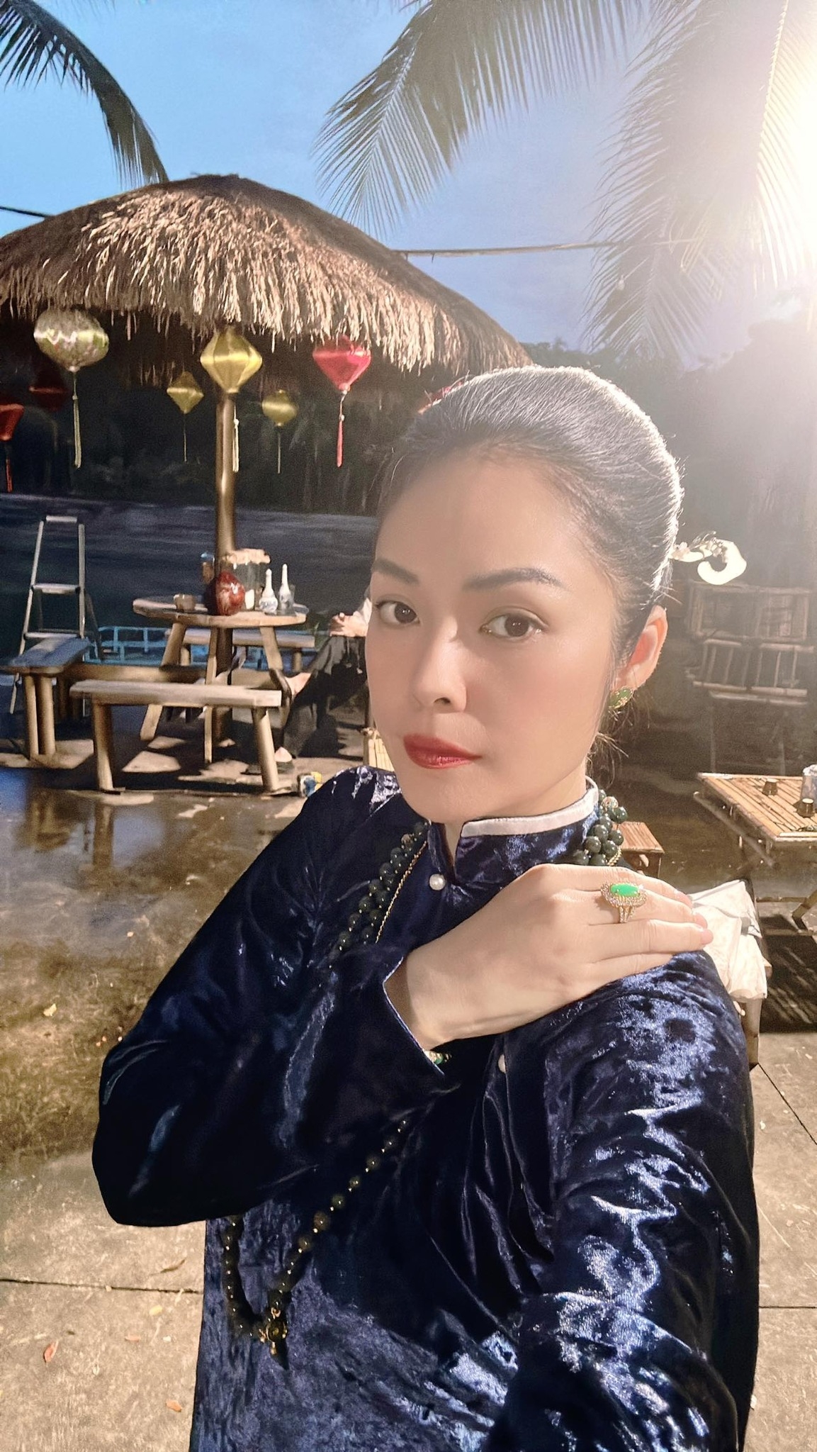 Dương Cẩm Lynh đăng ảnh hậu trường đi quay phim Miền ảo vọng. (Nguồn: FBNV)
