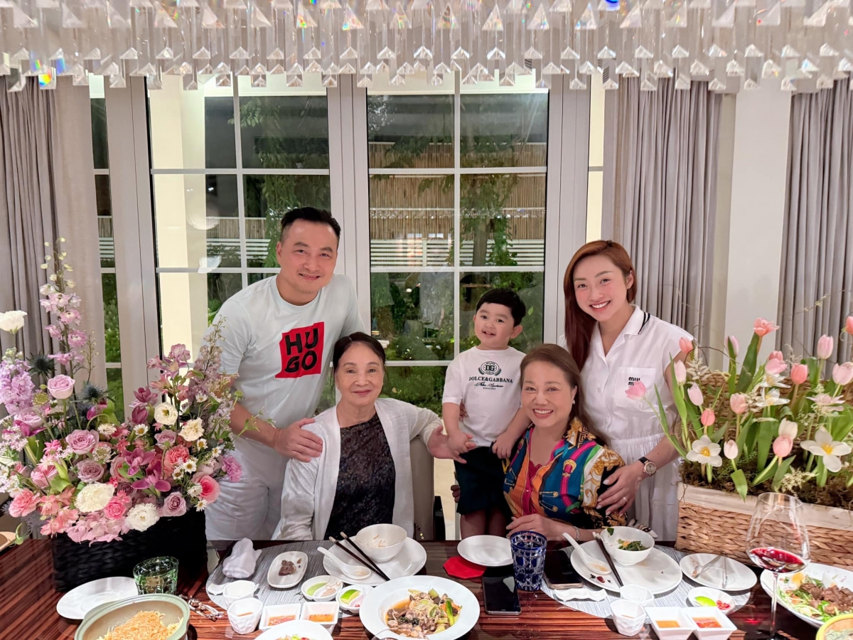 Chi Bảo đăng ảnh bức ảnh gia đình chúc mừng ngày Phụ nữ Việt Nam 20/10. Bên dưới bà xã Lý Thùy Chang bình luận: “Cảm ơn chồng yêu”. (Nguồn: FBNV)