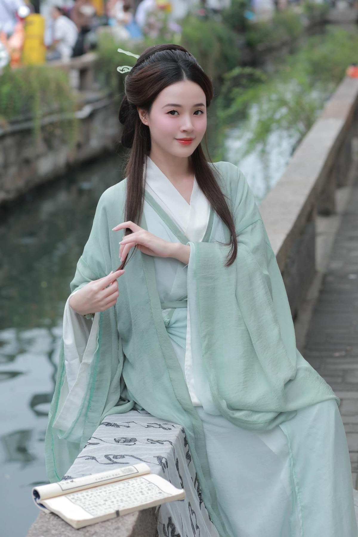 “Thời gian như nước, phẳng lặng là tươi đẹp. Ngày tháng như sen, bình dị là tao nhã", Midu khoe ảnh mặc cổ trang trong chuyến du lịch Trung Quốc. Khán giả khen cô xinh như "thần tiên tỷ tỷ" Lưu Diệc Phi: "Đẹp như tiên giáng trần là có thật"; "Lưu Diệc Phi phiên bản Việt Nam"; "Nhìn tưởng Lưu Diệc Phi, mà nhìn lại thì xinh hơn cả Lưu Diệc Phi luôn á"... (Nguồn: FBNV)