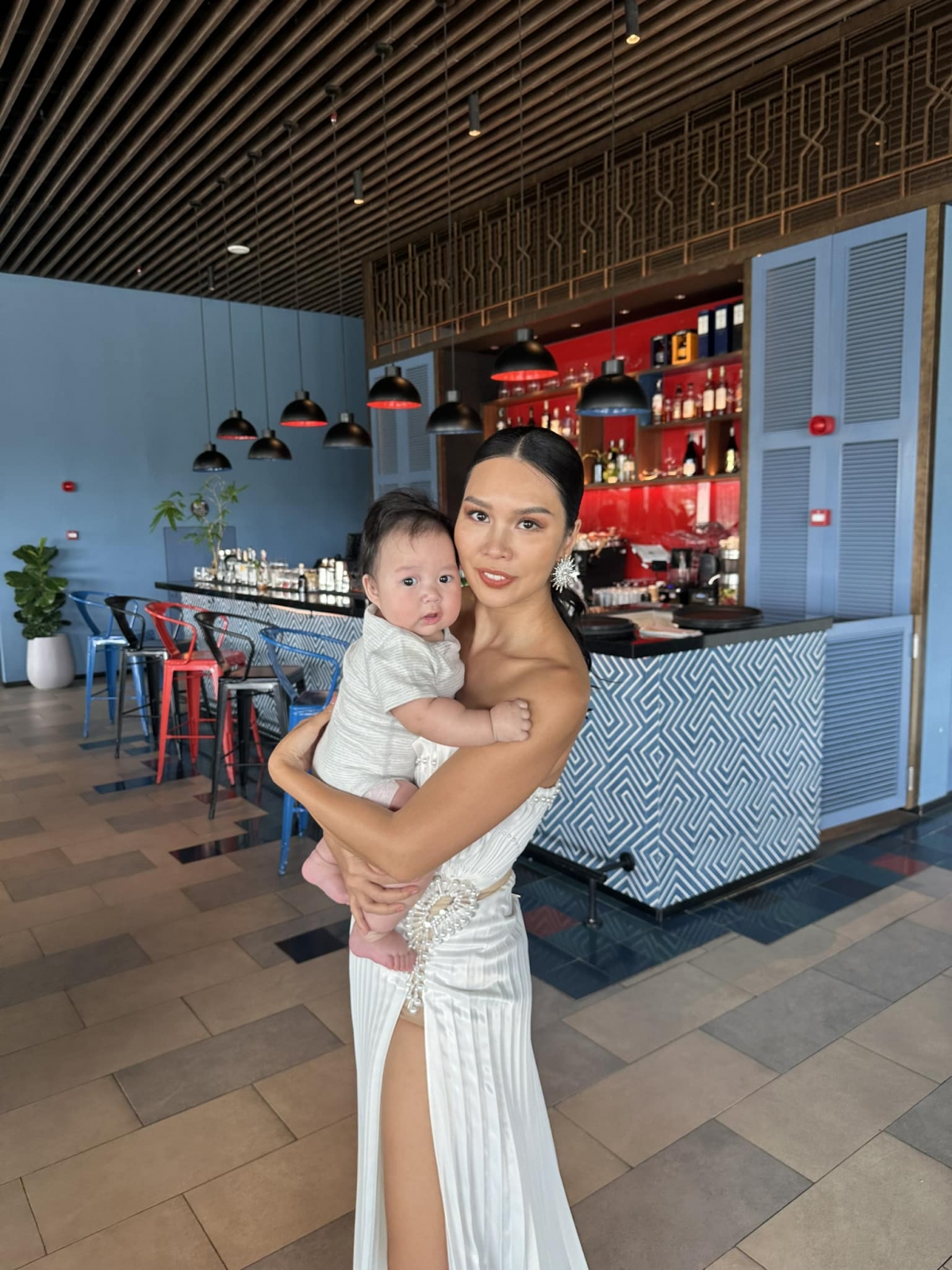 Siêu mẫu Hà Anh đăng ảnh đi làm cùng con trai Luca ở Quảng Ninh. (Nguồn: FBNV)