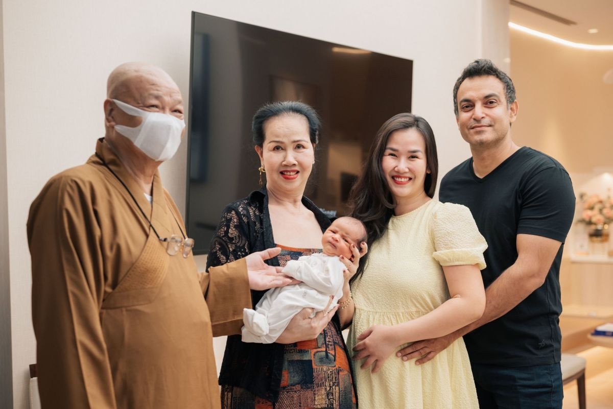 Ca sĩ Võ Hạ Trâm cho biết cô được thừa hưởng nhiều vẻ đẹp từ mẹ, trong đó nổi bật là gương mặt phúc hậu, nụ cười 'hết cỡ' và tính cách hướng về gia đình.