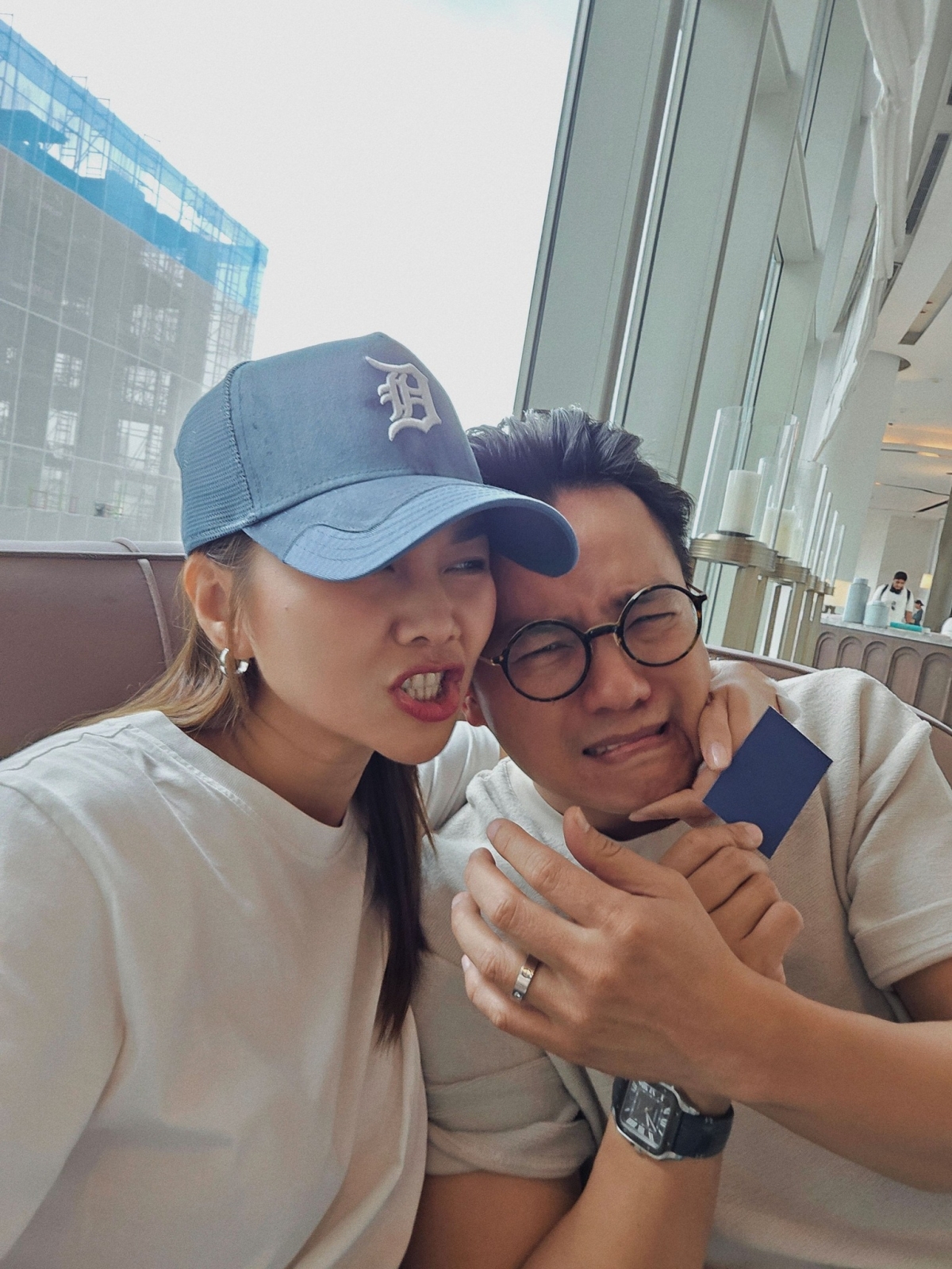 Thanh Hằng đăng ảnh nhí nhố nhân dịp kỷ niệm 1 năm ngày cưới với ông xã Nhật Minh: “Không nghĩ là mình đã kết hôn rồi đó. Nay đã một năm. Vui quá trời đúng không ông?”. Thanh Hằng và ông xã là nhạc trưởng Trần Nhật Minh về chung một nhà vào cuối tháng 10/2023. Cả hai được đánh giá xứng đôi vừa lứa. (Nguồn: FBNV)