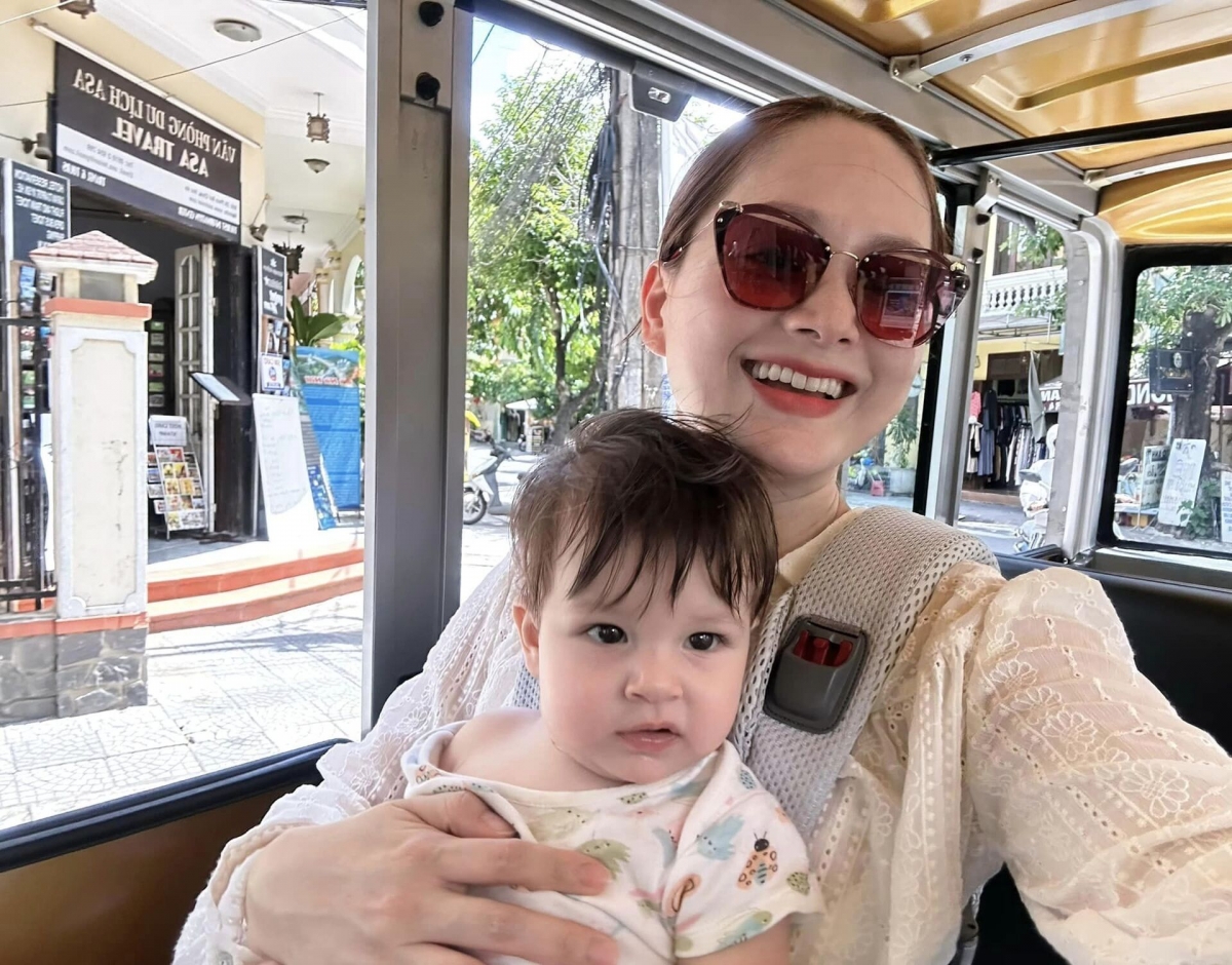 Diễn viên Lan Phương đưa con gái đi thăm quan Hội An. (Nguồn: FBNV)