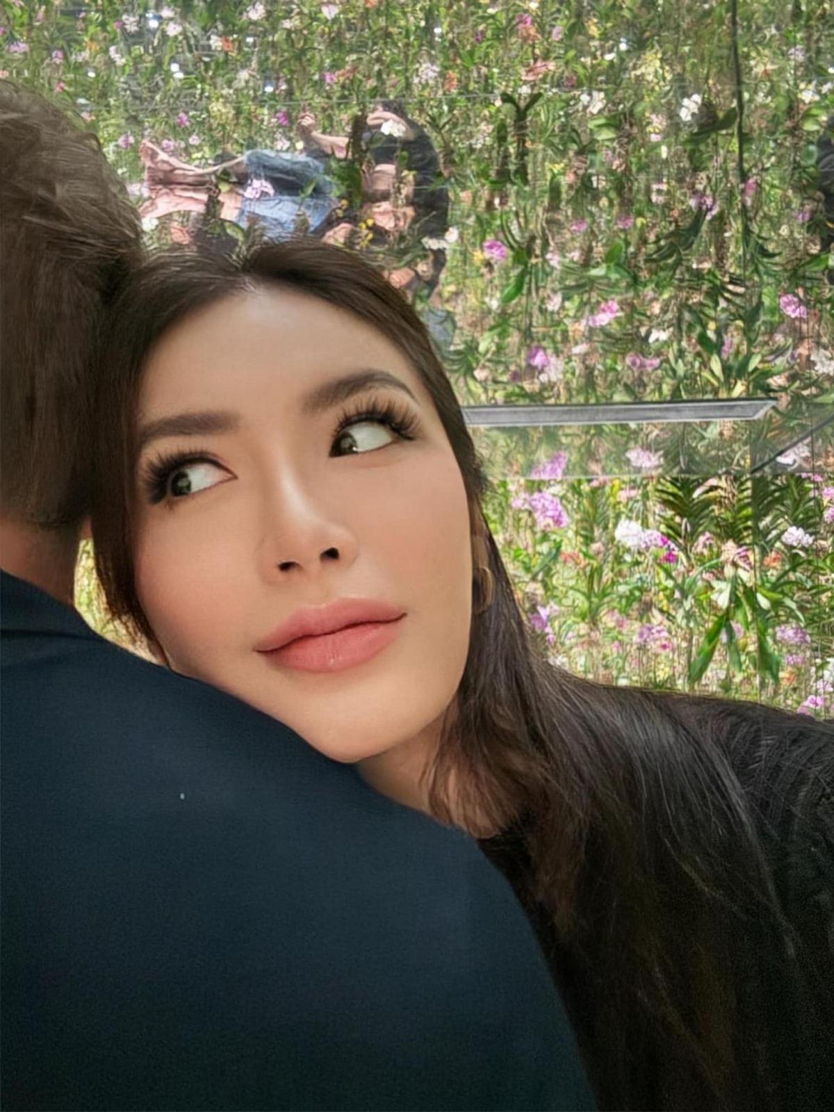Minh Tú đăng ảnh tựa vào vai chồng Tây: “Minh Tú e ấp bên bờ vai rộng như Thái Bình Dương của người đàn ông giấu mặt tại xứ sở hoa Anh Đào”. (Nguồn: FBNV)