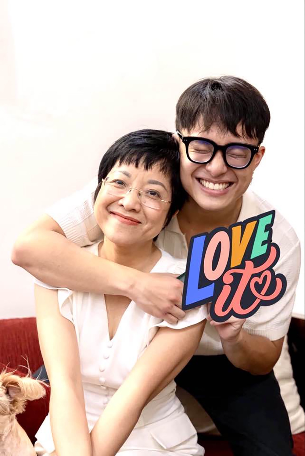 Nhân sinh nhật tròn 20 tuổi của con trai, MC Thảo Vân đăng ảnh hai mẹ con kèm lời nhắn: "Nay con chính thức bước sang tuổi 20. Tuổi rực rỡ đấy con trai. Chúc con luôn hạnh phúc, mỗi ngày, mỗi giờ, mỗi tháng, mỗi năm". (Nguồn: FBNV)