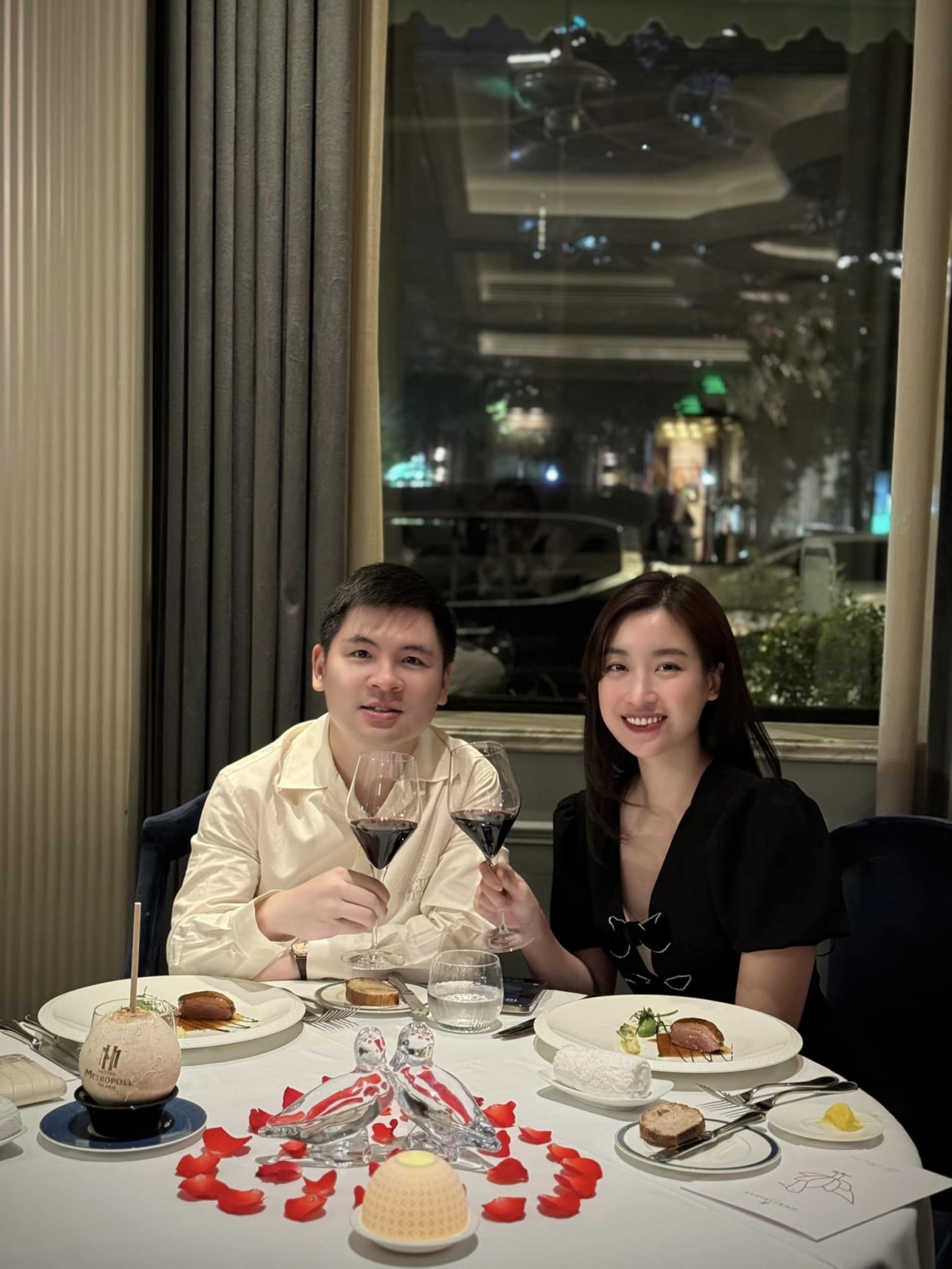 Hoa hậu Đỗ Mỹ Linh và ông xã Đỗ Vinh Quang đi ăn tối nhân dịp kỷ niệm 2 năm ngày cưới. (Nguồn: FBNV)