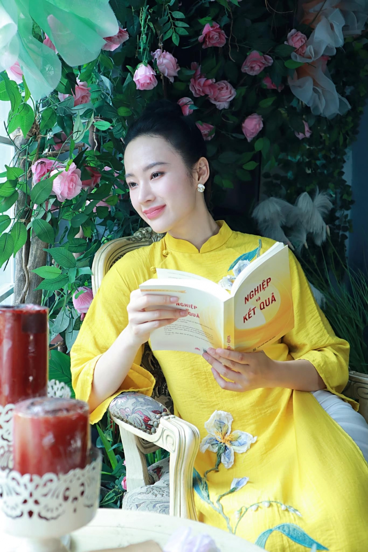 Angela Phương Trinh đăng ảnh đọc sách và chia sẻ quan điểm về ý nghĩa của danh dự với con người.