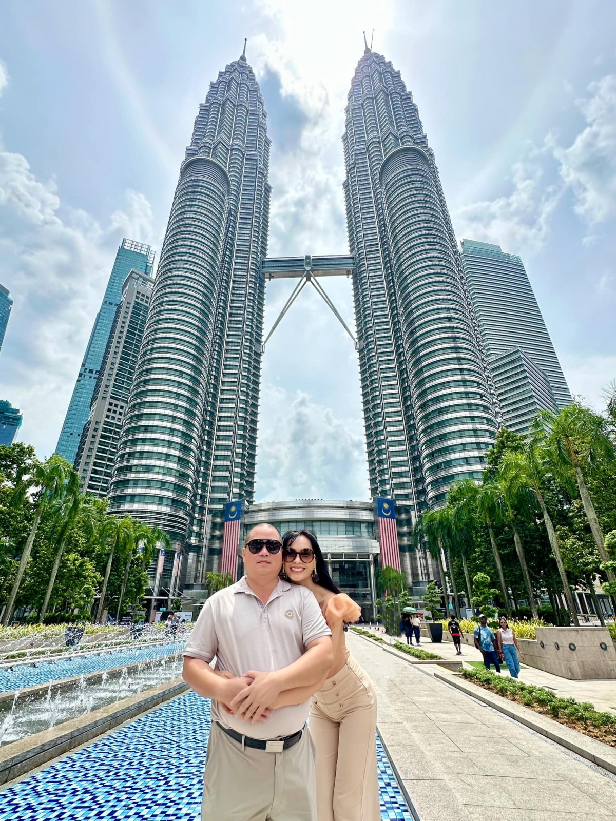 Vợ chồng Thúy Hạnh – Minh Khang đi du lịch Malaysia. “Chuyến đi kết hợp nhiều việc chung một lần: Kỷ niệm 18 năm ngày cưới, sinh nhật Suti và đi đu idol của ba Khang mẹ Hạnh theo hơn 30 năm”, cựu người mẫu viết. (Nguồn: FBNV)