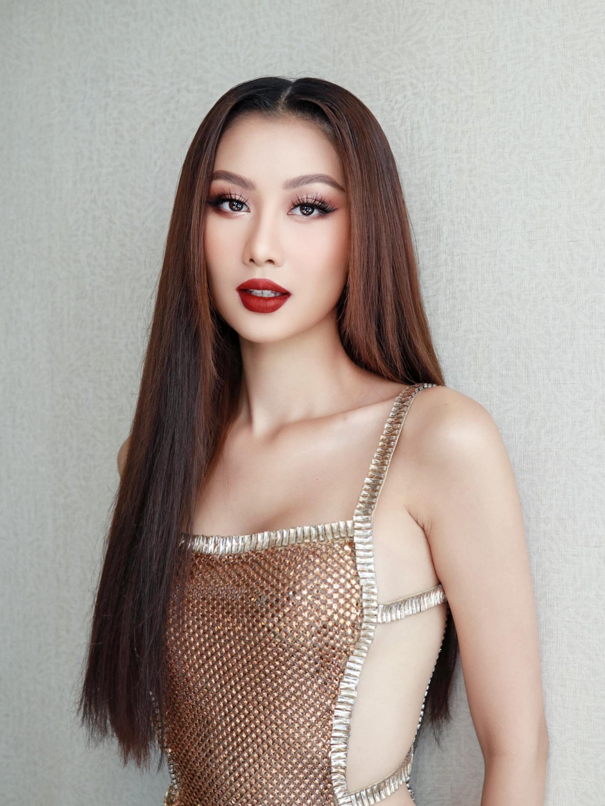 Trong phần thi phỏng vấn kín tại Miss Grand International 2024, Quế Anh gửi lời chào tới ban giám khảo bằng tiếng Thái Lan, sau đó cô giới thiệu bản thân bằng tiếng Anh. Ở phần thi National Costume (trang phục dân tộc), Quế Anh nhận được nhiều lời khen khi trình diễn  "Khảm xà cừ". Dù trang phục khá nặng và cồng kềnh nhưng cô vẫn bước đi chắc chắn, gương mặt biểu cảm tốt, truyền tải được tinh thần của trang phục.