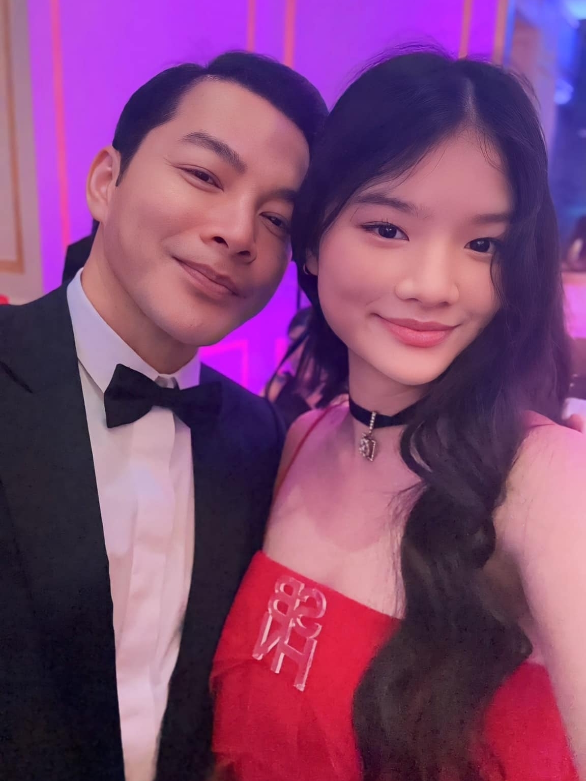 Trần Bảo Sơn cùng con gái Devon tham dự một buổi tiệc tối. Ái nữ của nam diễn viên và vợ cũ - Trương Ngọc Ánh - được khen trổ mã. Hiện cô bé du học ở Mỹ, sống với gia đình nhà nội.