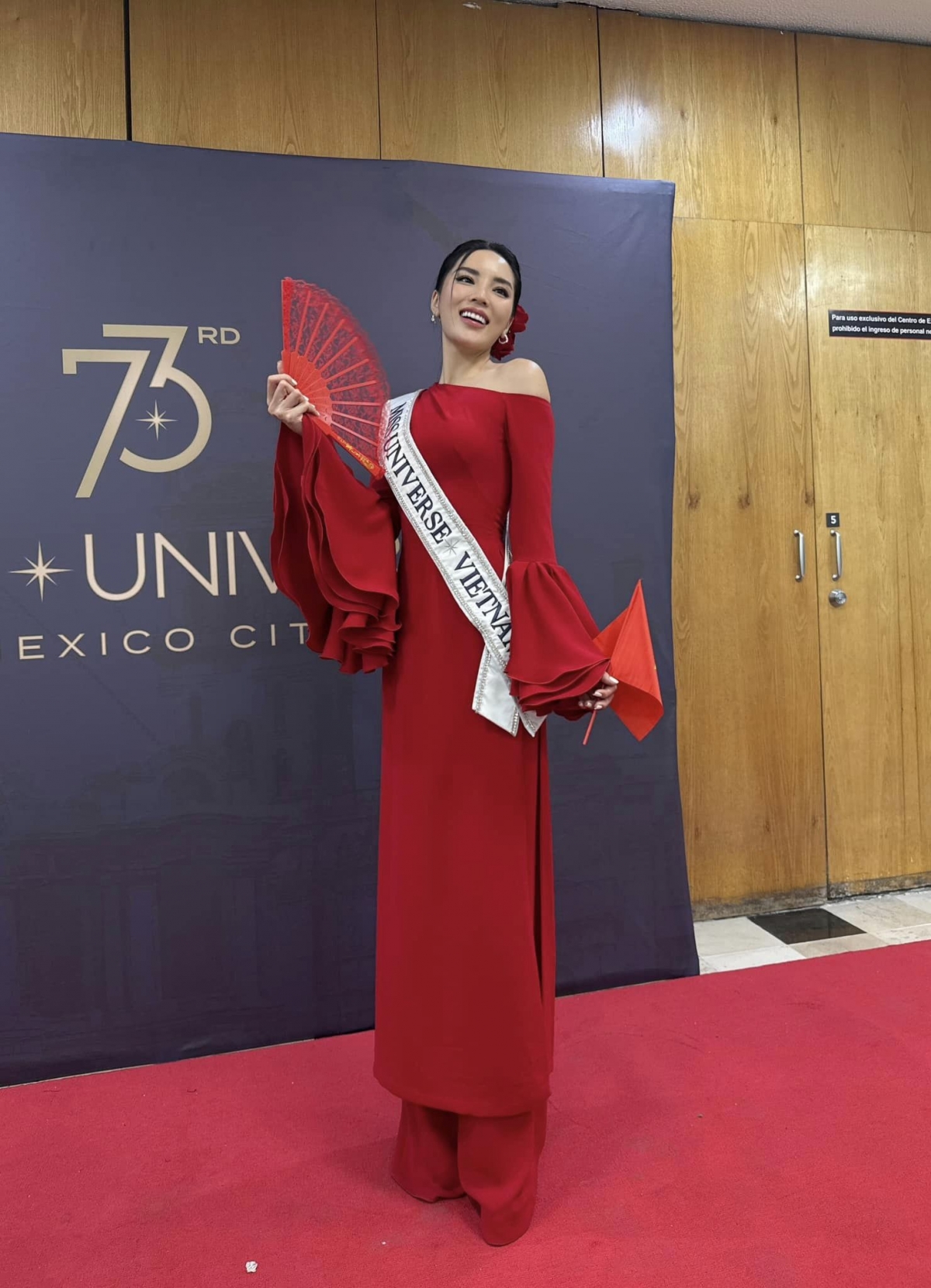 Kỳ Duyên tới Mexico, sẵn sàng cho hành trình Miss Universe 2024. Người đẹp diện áo dài cách tân màu đỏ khi vừa hạ cánh xuống sân bay quốc tế Benito Juárez. (Nguồn: FBNV)