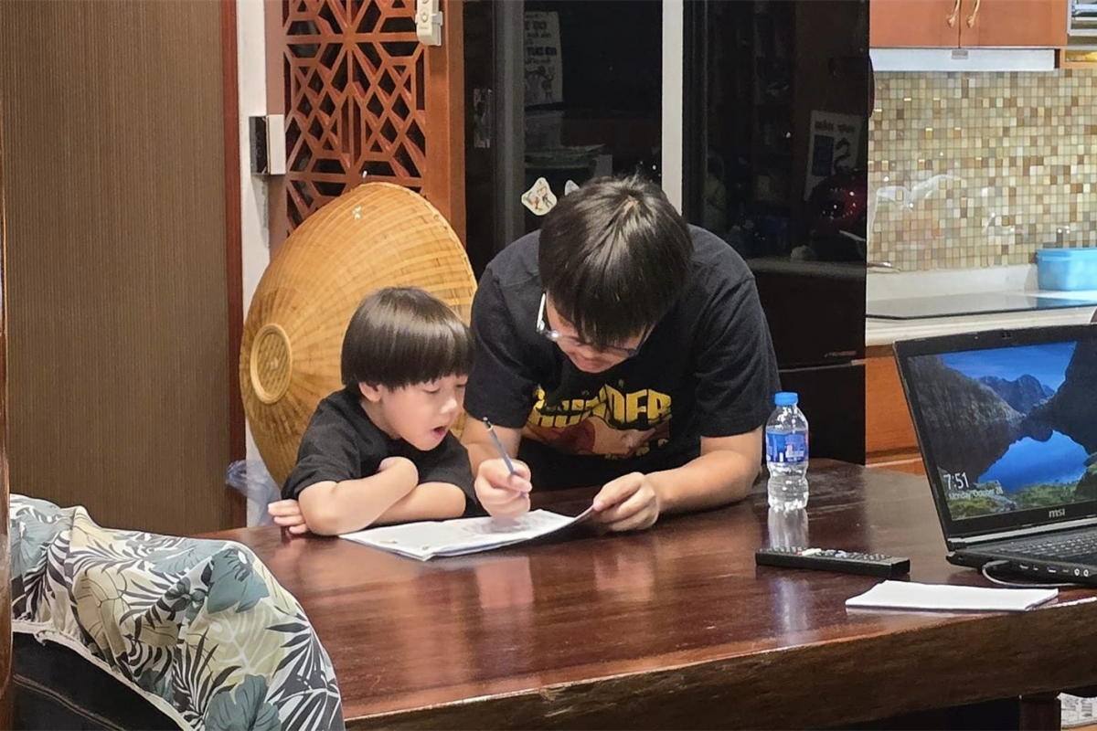 NSND Xuân Bắc chia sẻ ảnh Bi "béo" dạy bé Bão viết chữ: "Tôi là người thích văn học, yêu văn học, mê văn học nhưng đến khi chụp bức hình này tôi mới hiểu hết ý nghĩa câu 'Nhờ bóng quan lớn' trong một tác phẩm của nhà văn Nguyễn Công Hoan các bác ạ".
