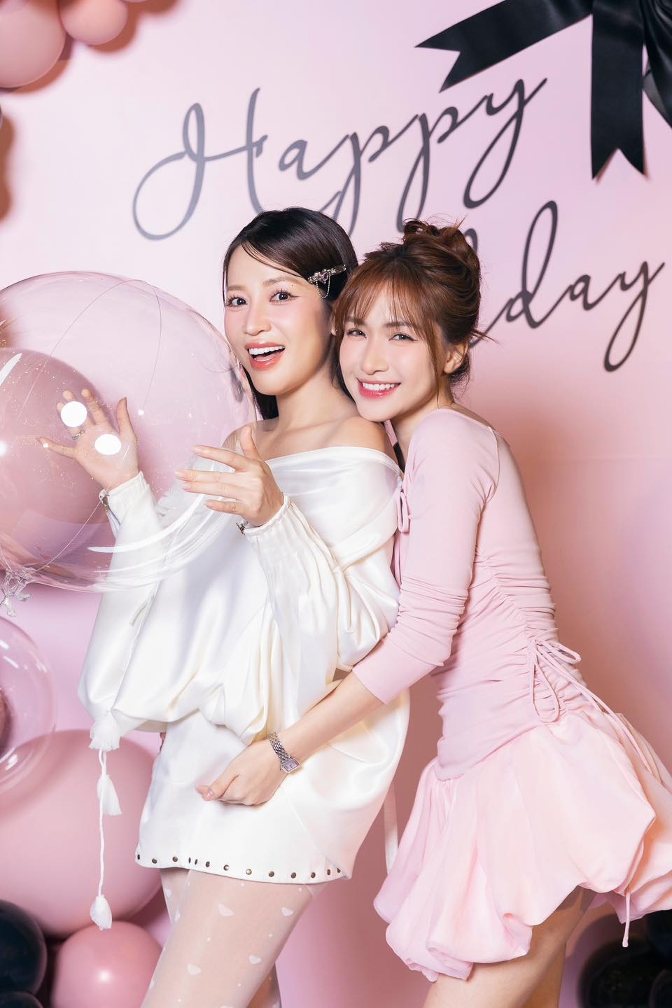 Hòa Minzy để tay lên bụng Puka khi chụp ảnh