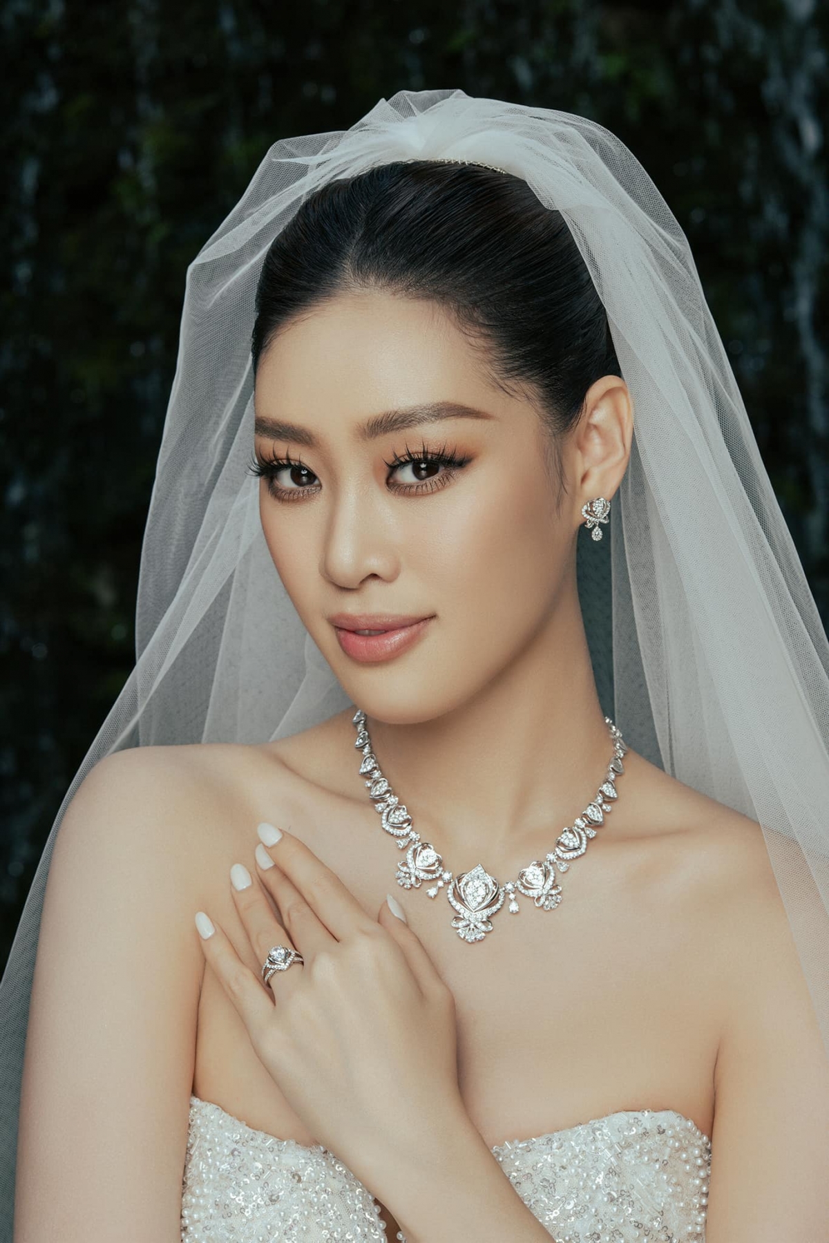 Hoa hậu Khánh Vân xinh đẹp trong bộ ảnh cưới. Cô sẽ lên xe hoa với nhiếp ảnh gia Nguyễn Long vào tháng 12 tới. (Nguồn: FBNV)