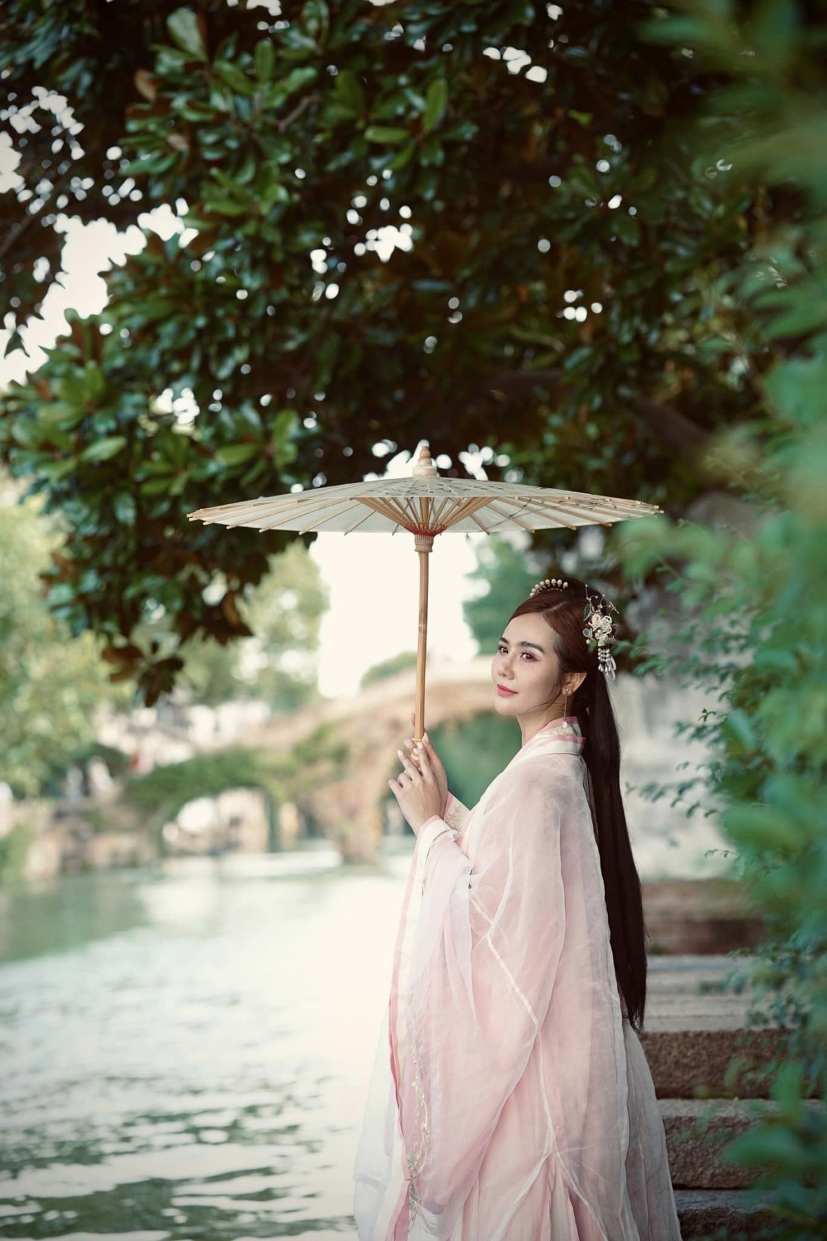 “Mỹ nhân như rượu ngàn năm ủ. Ngắm nàng chưa uống lòng đã say”, Huyền Lizzie đăng ảnh mặc cổ trang. (Nguồn: FBNV)