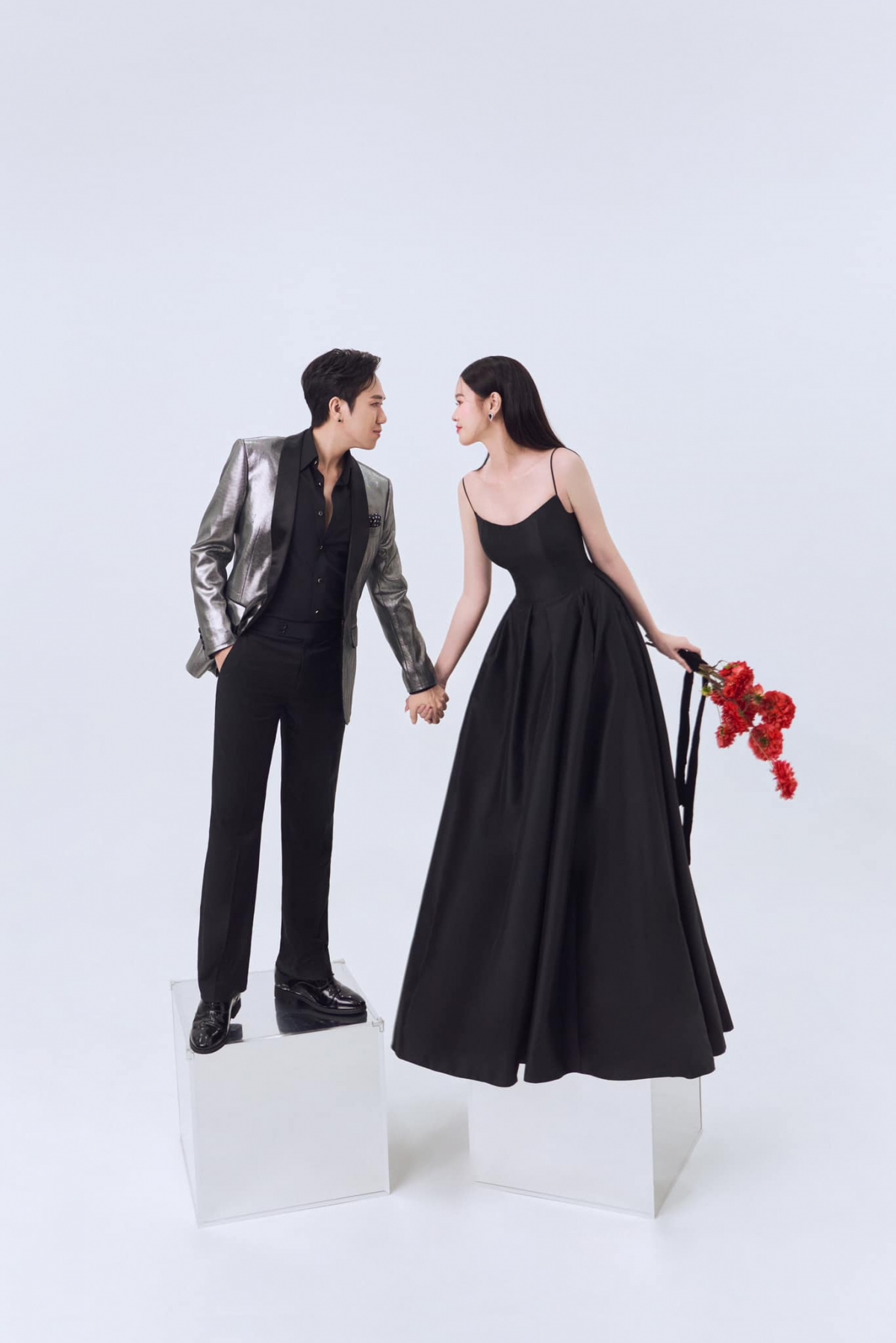 Diễn viên Anh Đức đón tuổi mới với bộ ảnh tình tứ bên vợ kém 12 tuổi Anh Phạm: "Chúc mừng sinh nhật tôi! Năm nay là một năm đáng nhớ nhất trong cuộc đời tôi và em là món quà to lớn nhất của tôi. Sẽ cùng cười với nhau suốt nhé". Bà xã của nam diễn viên cũng nhắn nhủ tới chồng: "Vợ chúc anh tất cả, đạt hết những điều mà bản thân ấp ủ, em luôn cổ vũ, ủng hộ và “làm phiền” anh hết mình. Hi vọng chồng vẫn luôn thủ thỉ, chia sẻ với em về những hoài bão của anh, hi vọng anh luôn kiên cường và mạnh mẽ để yêu em cả đời, nhé!" (Nguồn: FBNV)