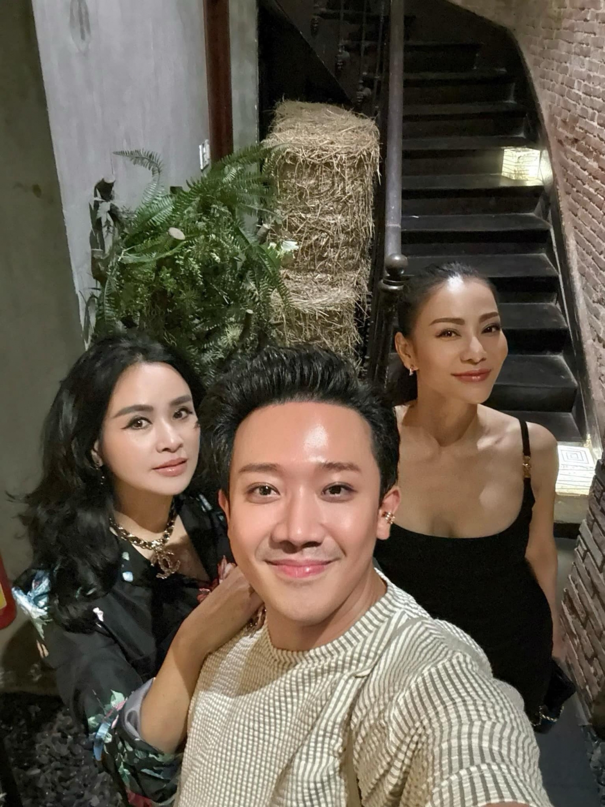 MC Trấn Thành ăn tối cùng ca sĩ Thanh Lam, Thu Minh với chú thích: "Đưa diva đi ăn tối".