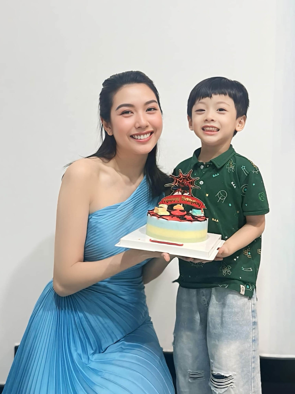 Á hậu Thúy Vân chúc mừng sinh nhật con trai: "Cảm ơn con đã chọn mẹ làm mẹ của con. Luôn khỏe mạnh và hạnh phúc con nhé". (Nguồn: FBNV)
