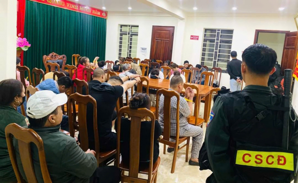 Các đối tượng đánh bạc được đưa về cơ quan công an để lấy lời khai