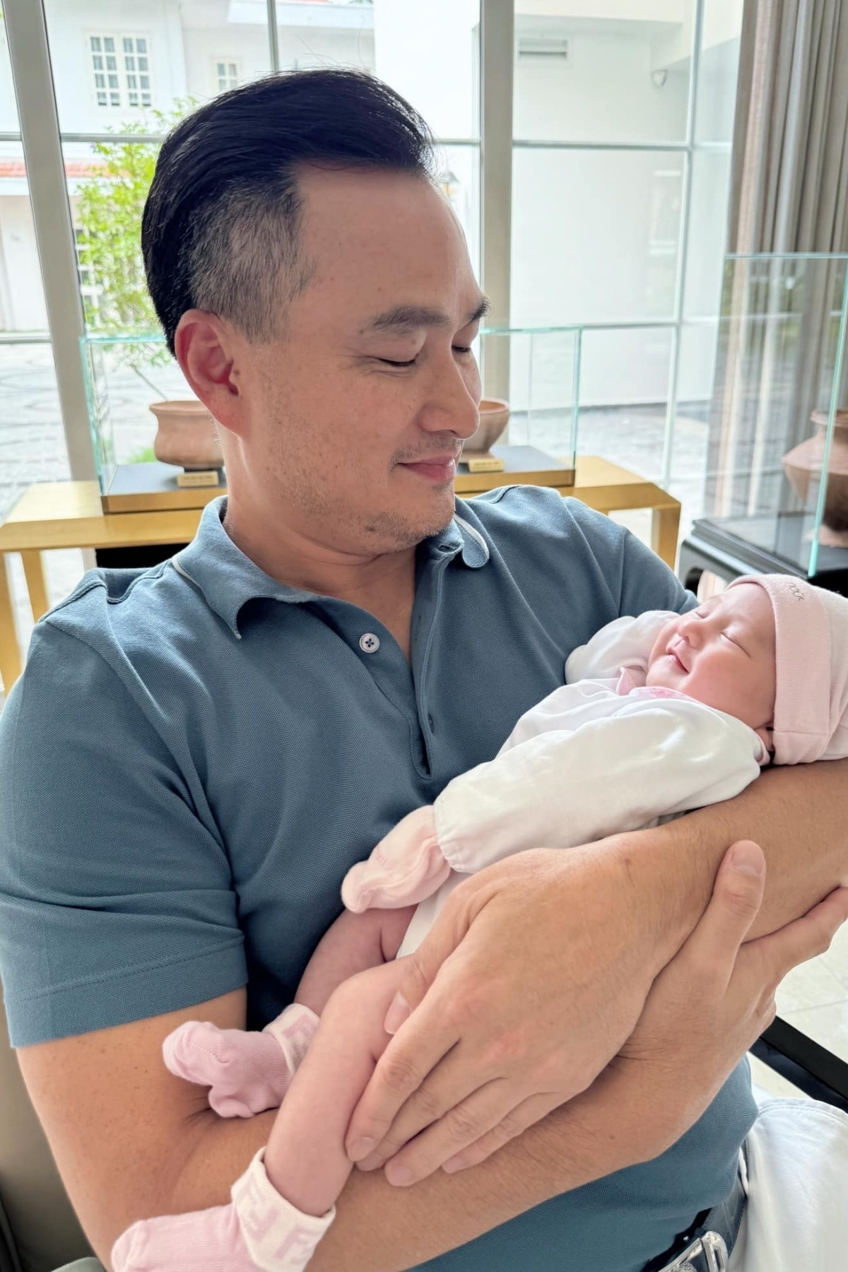 Chi Bảo bế con gái mới sinh. Bé Gia Linh - con gái nam diễn viên được nhiều người khen bụ bẫm, đáng yêu. (Nguồn: FBNV)