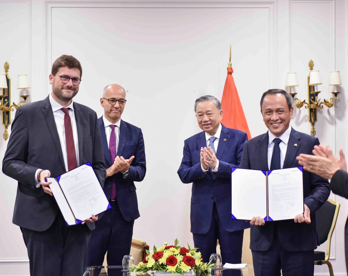 Tổng bí thư, Chủ tịch nước Tô Lâm và đại diện chính phủ Pháp chứng kiến lễ ký kết bản hợp tác giữa Vietnam Airlines với Safran Seats về việc cung ứng vật tư phụ tùng máy bay, bố trí lại cấu hình ghế máy bay và cài đặt hệ thống kết nối internet trên không. 