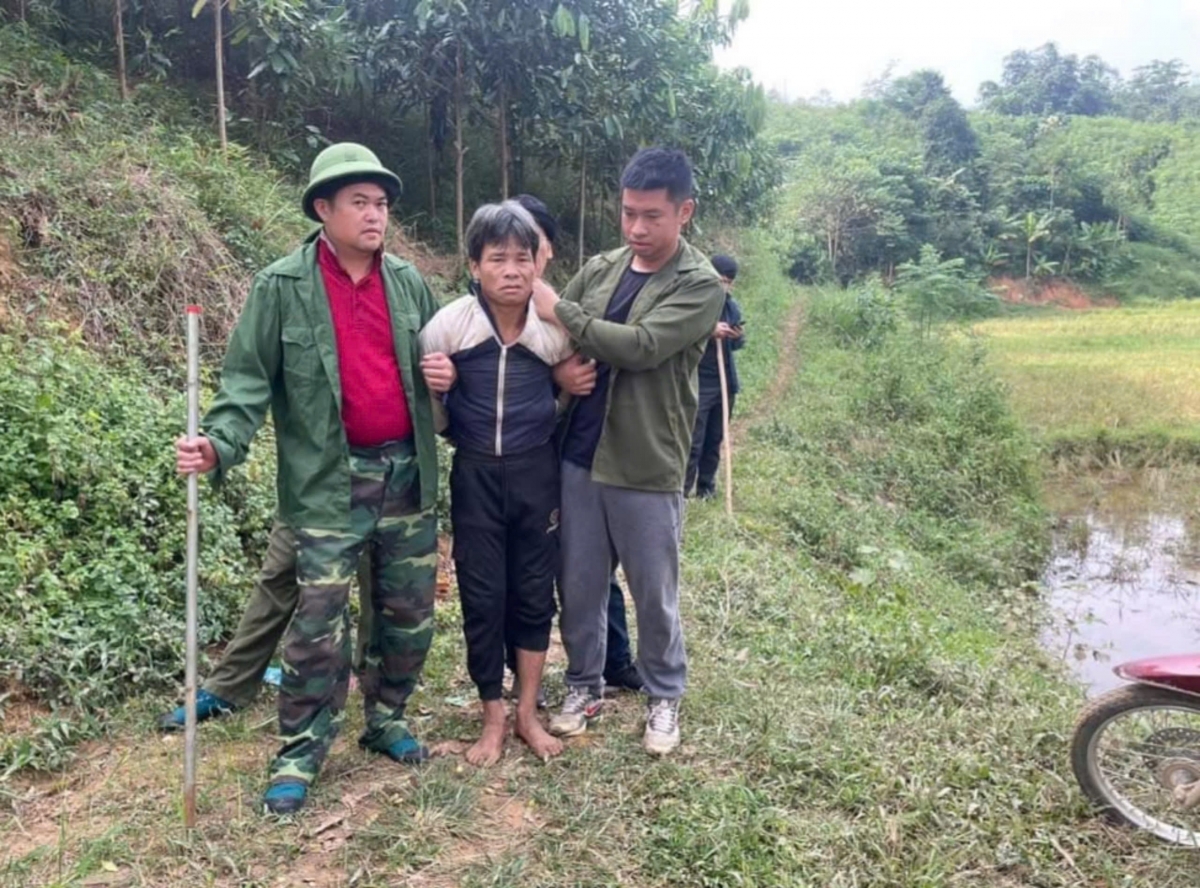 Các lực lượng bắt giữ thành công đối tượng Lục Văn Đông (ảnh Đ. T)